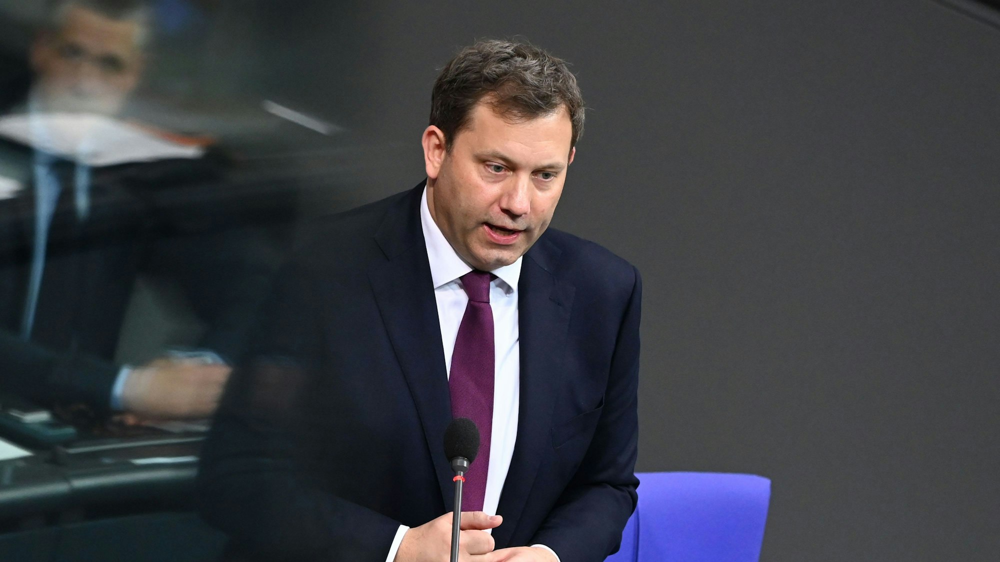 03.12.2025, Berlin: Lars Klingbeil (SPD), Bundesminister der Finanzen, spricht in der 46. Plenarsitzung der 21. Legislaturperiode im Deutschen Bundestag. Hauptthemen der heutigen Sitzung sind unter anderem die Regierungsbefragung mit Bundesfinanzminister Klingbeil (SPD) und Kanzleramtschef Frei (CDU) sowie eine Aktuelle Stunde zu den Protesten gegen die Gründung einer AfD-Jugendorganisation in Gießen. Foto: Elisa Schu/dpa +++ dpa-Bildfunk +++