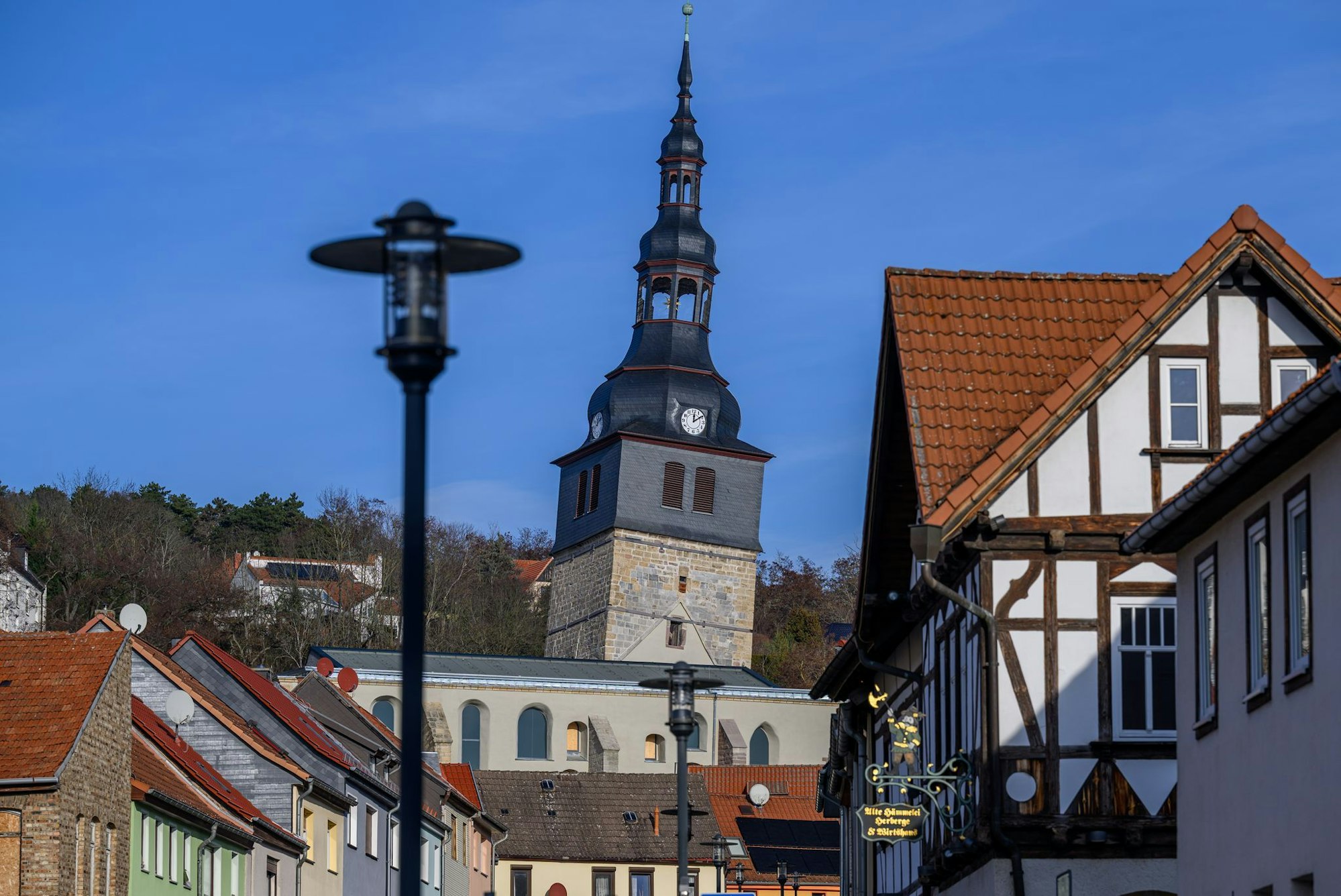 Mit einem Überhang von inzwischen 4,86 Metern ragt der Turm der Oberkirche über die Hausdächer von Bad Frankenhausen.
