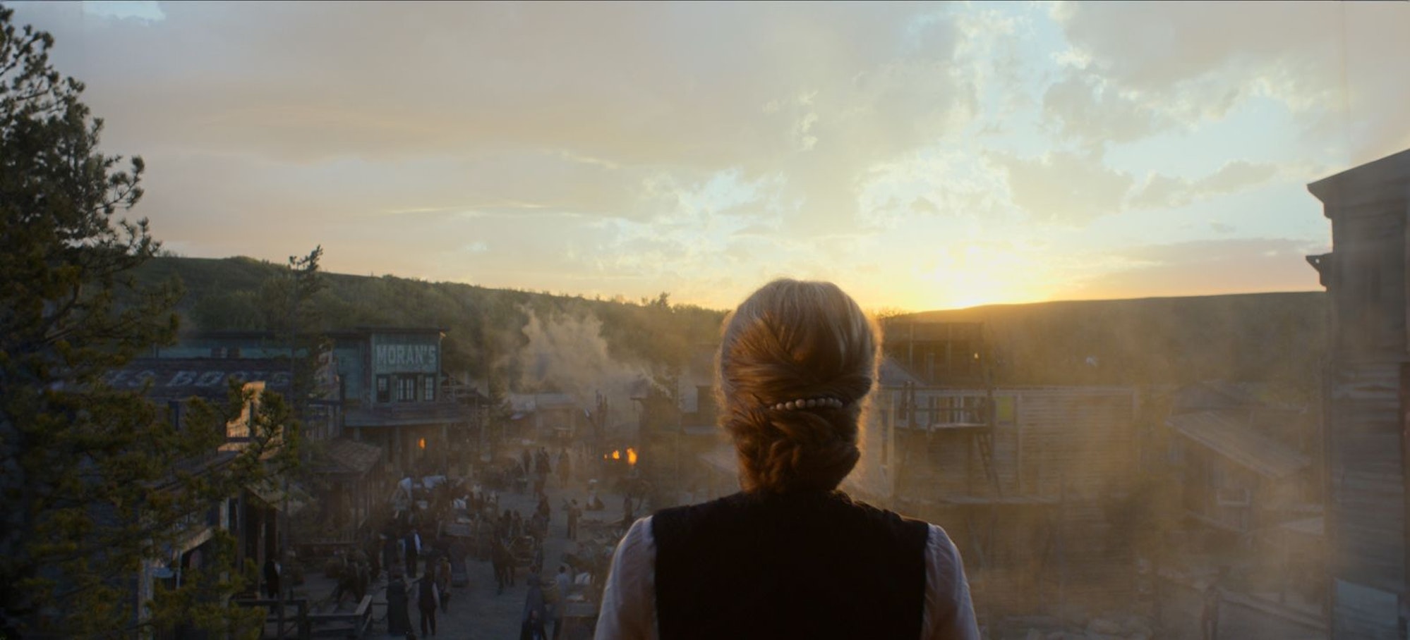 Constance Van Ness (Gillian Anderson) benimmt sich wie eine absolutistische Herrscherin. (Bild: © Netflix)