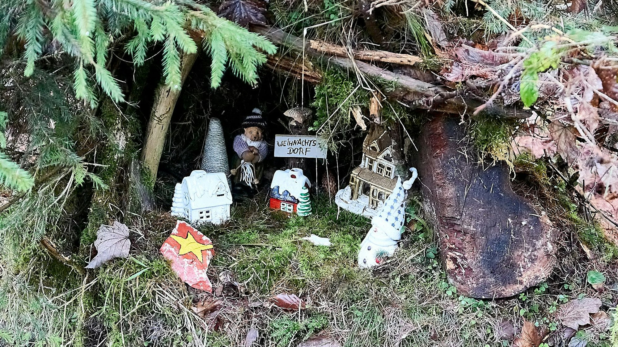 Rund 70 Krippen warten auf die Wanderer, die sich auf den Rundweg durch den Marmagener Wald begeben.