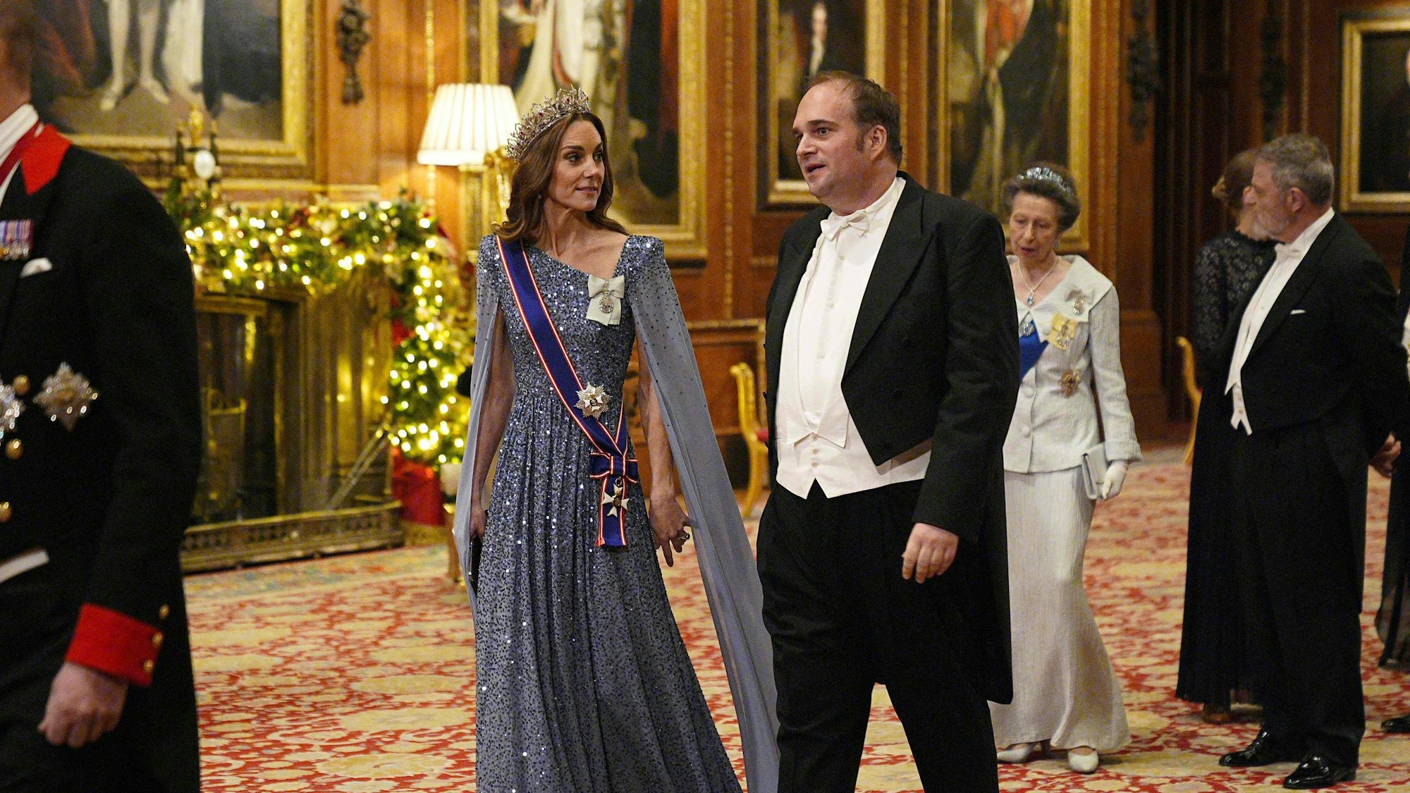 Prinzessin Kate schreitet gemeinsam mit dem SPD-Bundestagsabgeordneten Sebastian Roloff in die St. George’s Hall zum Staatsbankett auf Schloss Windsor.