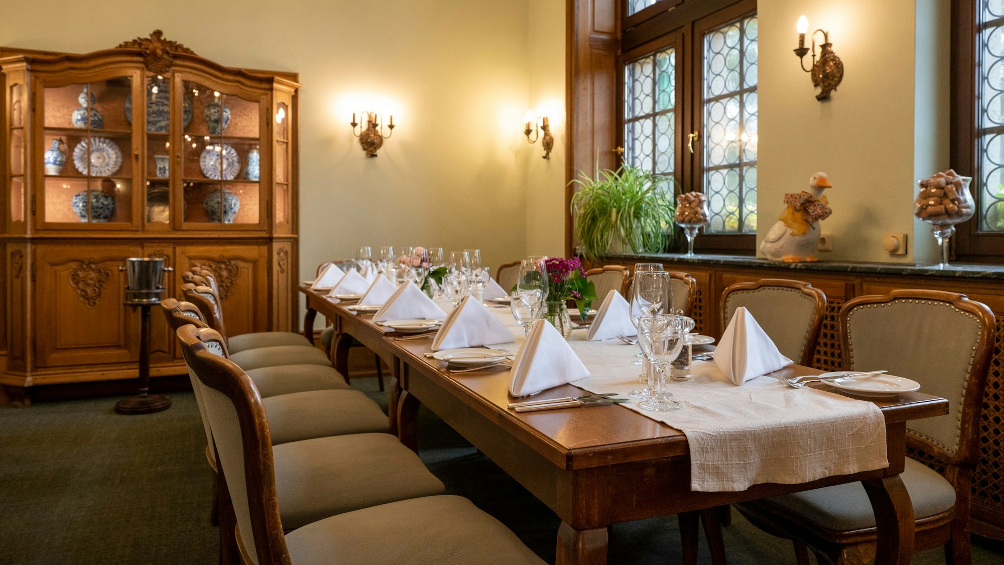 Das Restaurant Em Krützche ist urig eingerichtet, mit Posterstühlen und Vitrine in Holz sieht es fast aus wie bei Oma. (Archivbild)