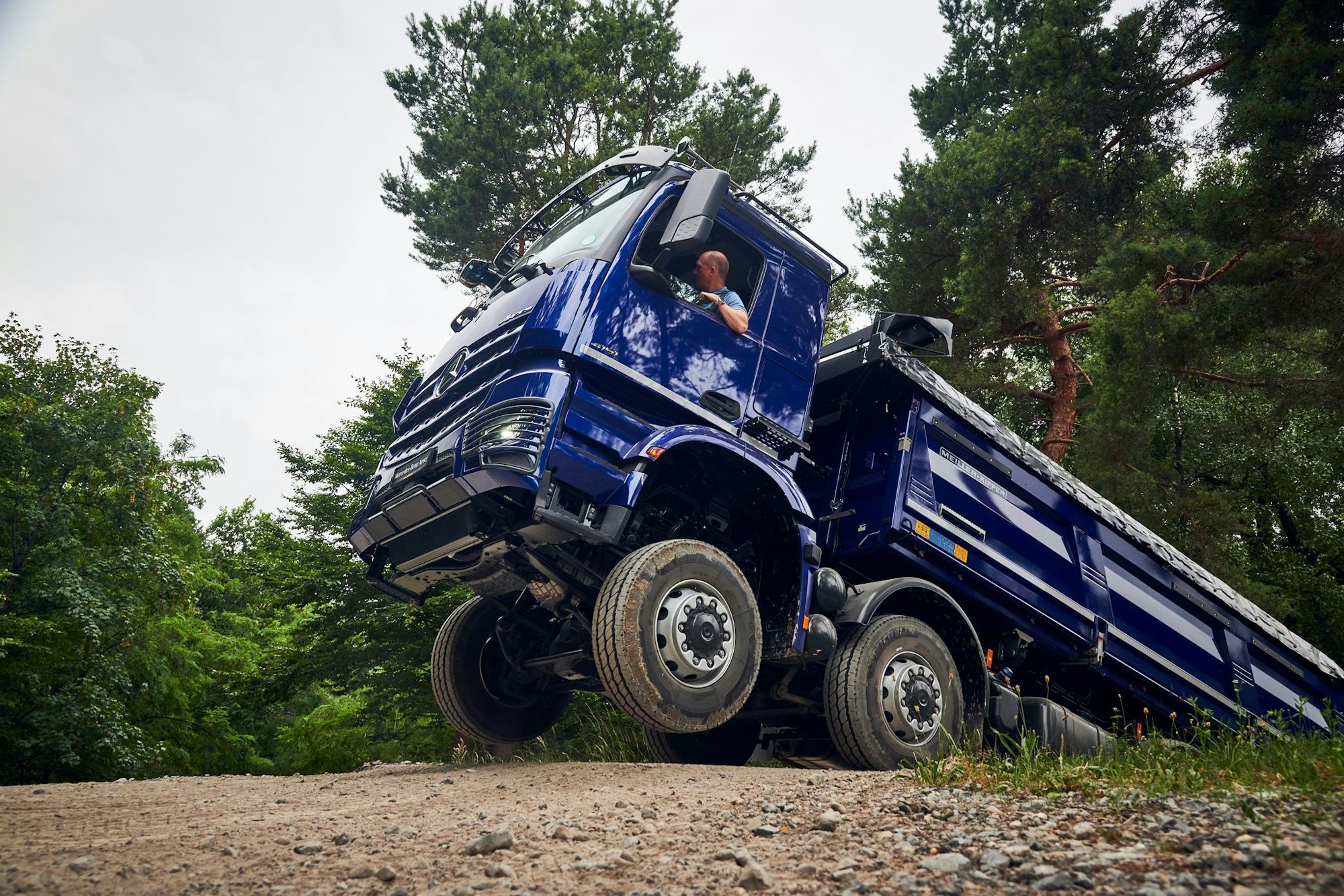 «Doch, ich muss genau hier hoch» - und mit dem Mercedes Arocs schafft man auch solche Strecken meist.