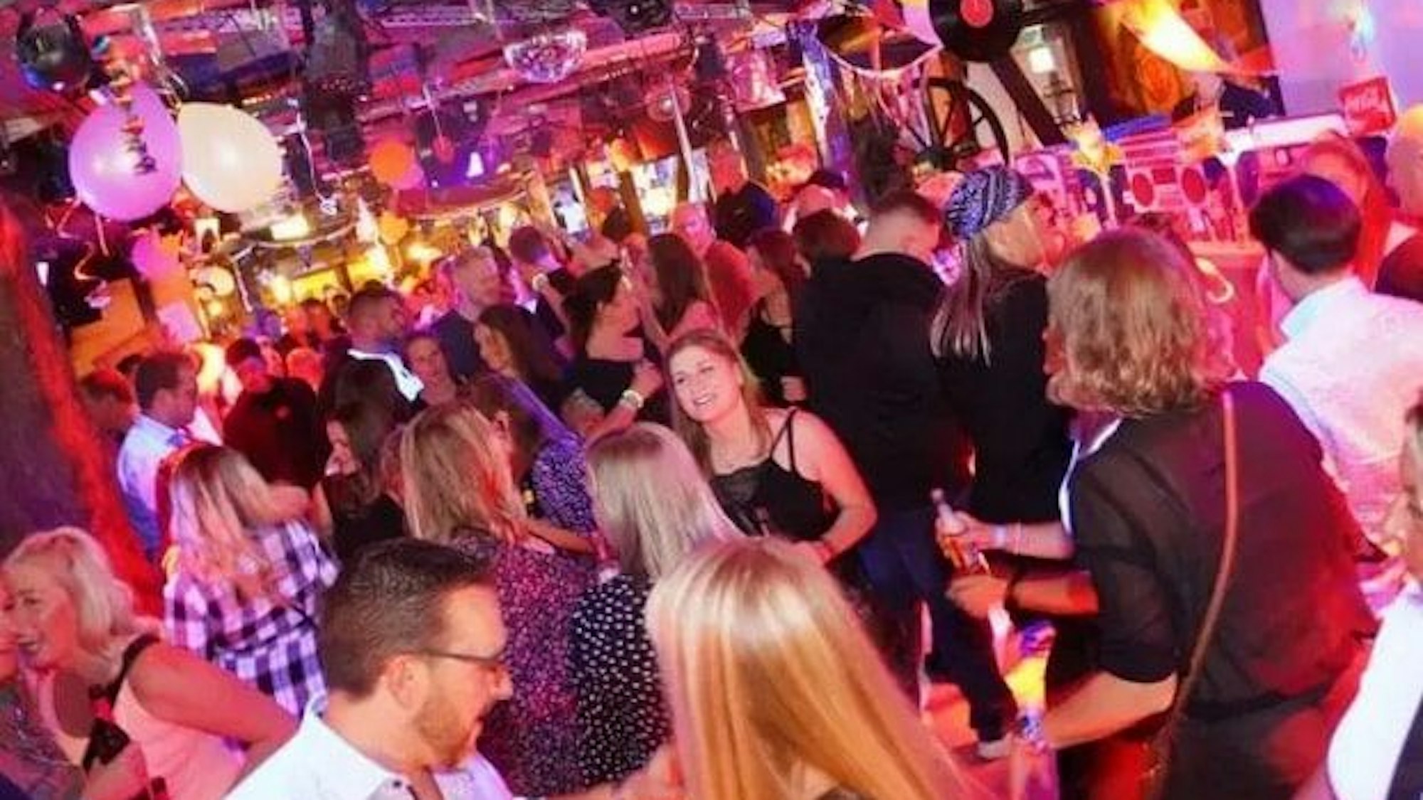 Ein Raum voll mit feiernden Menschen