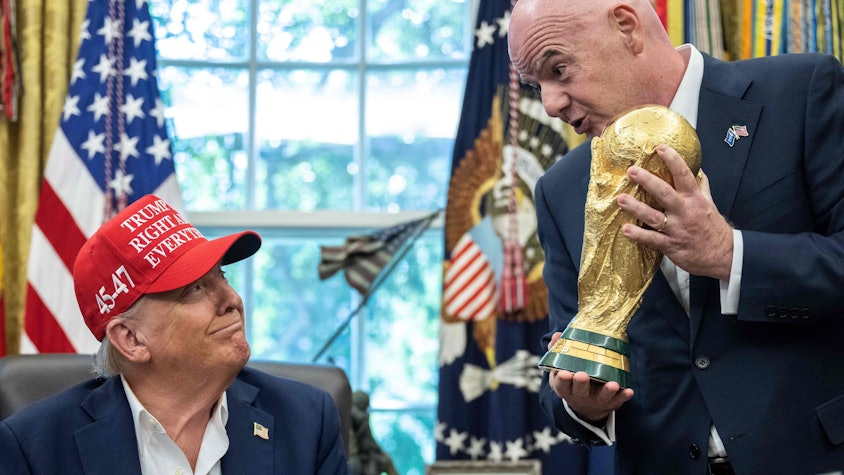 Als FIFA-Präsident Gianni Infantino 2018 zum ersten Mal Donald Trump im Weißen Haus besuchte, überzeugte er den US-Präsidenten mit einem Geschenk: einer überdimensionalen roten Karte, die Trump laut Infantinos scherzhafter Empfehlung „immer dann zücken kann, wenn er jemanden rauswerfen möchte“. Trump war begeistert und zögerte nicht, die Karte den versammelten Pressevertretern zu zeigen – eine Geste, die seine oft konfliktreiche Beziehung zu den Medien treffend widerspiegelte.