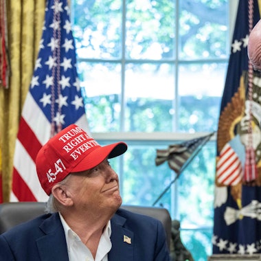 Als FIFA-Präsident Gianni Infantino 2018 zum ersten Mal Donald Trump im Weißen Haus besuchte, überzeugte er den US-Präsidenten mit einem Geschenk: einer überdimensionalen roten Karte, die Trump laut Infantinos scherzhafter Empfehlung „immer dann zücken kann, wenn er jemanden rauswerfen möchte“. Trump war begeistert und zögerte nicht, die Karte den versammelten Pressevertretern zu zeigen – eine Geste, die seine oft konfliktreiche Beziehung zu den Medien treffend widerspiegelte.