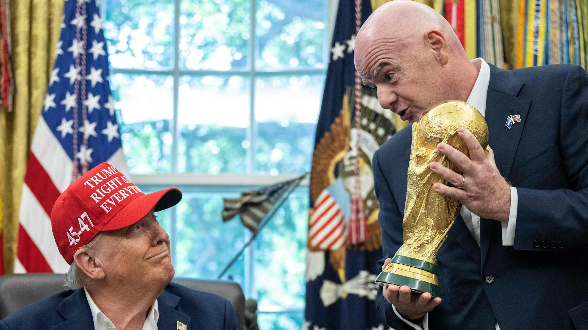 Als FIFA-Präsident Gianni Infantino 2018 zum ersten Mal Donald Trump im Weißen Haus besuchte, überzeugte er den US-Präsidenten mit einem Geschenk: einer überdimensionalen roten Karte, die Trump laut Infantinos scherzhafter Empfehlung „immer dann zücken kann, wenn er jemanden rauswerfen möchte“. Trump war begeistert und zögerte nicht, die Karte den versammelten Pressevertretern zu zeigen – eine Geste, die seine oft konfliktreiche Beziehung zu den Medien treffend widerspiegelte.