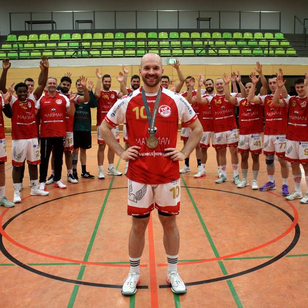 Mit dem Jubelgruß der Gehörlosen feiert der TV Palmersheim Deaflympics-Silbermedaillengewinner Simon Schöller.