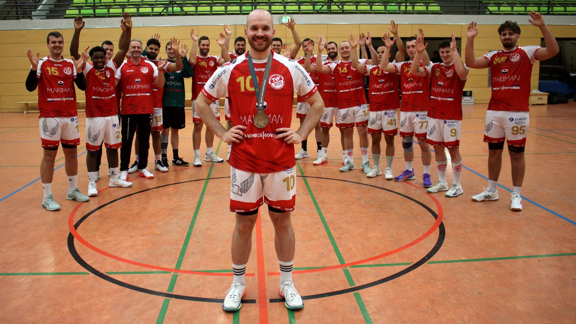 Mit dem Jubelgruß der Gehörlosen feiert der TV Palmersheim Deaflympics-Silbermedaillengewinner Simon Schöller.