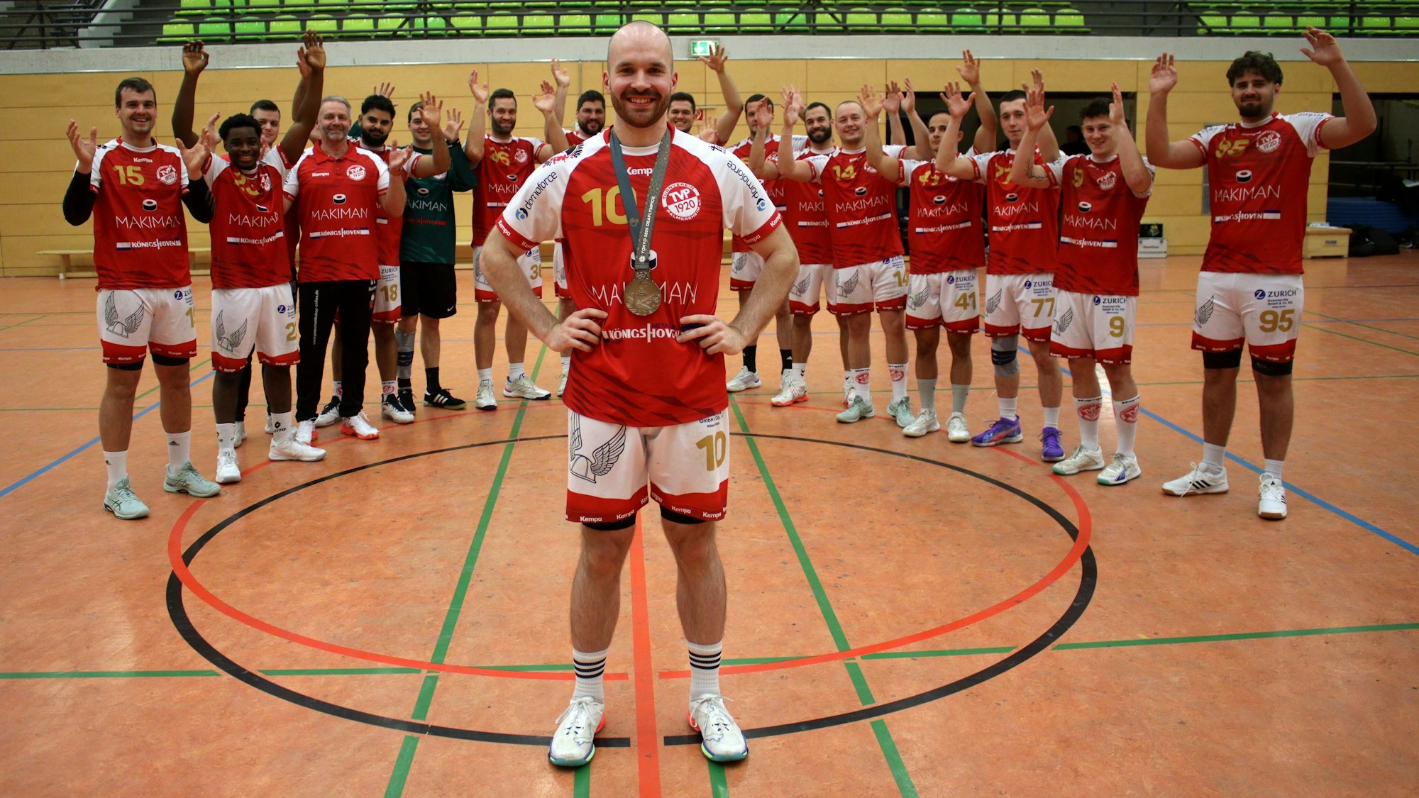 Mit dem Jubelgruß der Gehörlosen feiert der TV Palmersheim Deaflympics-Silbermedaillengewinner Simon Schöller.