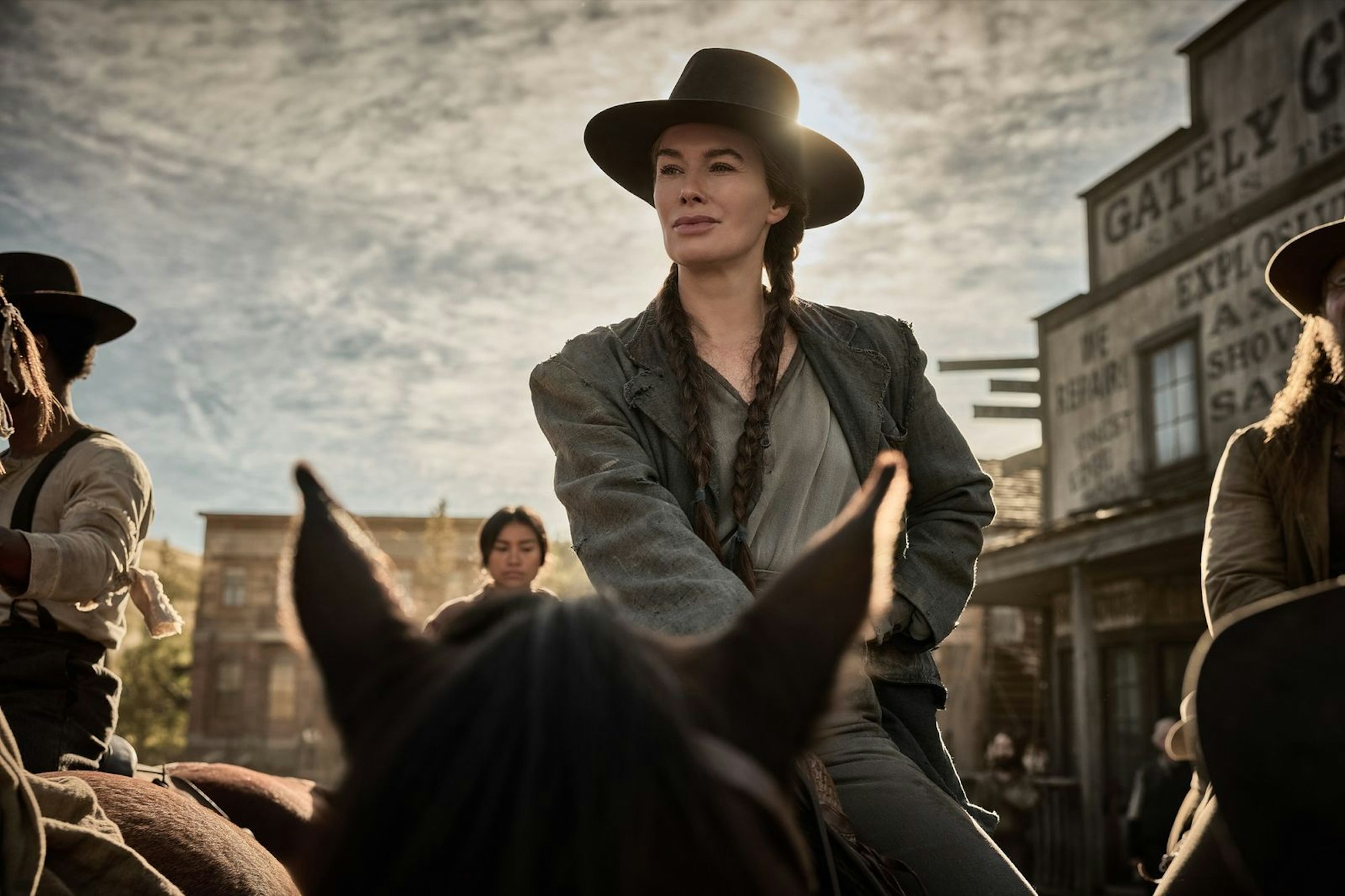 Fiona Nolan (Lena Headey) sieht gar nicht ein, warum sie und ihre Familie Platz machen sollen für eine gierige Konkurrentin. (Bild: © Netflix / Matthias Clamer)