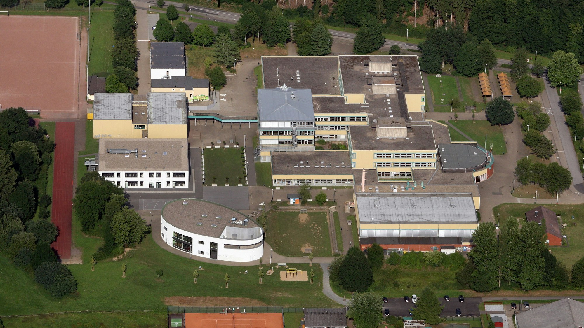 Das Overather Overath, Schulzentrum Cyriax aus der Vogelperspektive gesehen.
