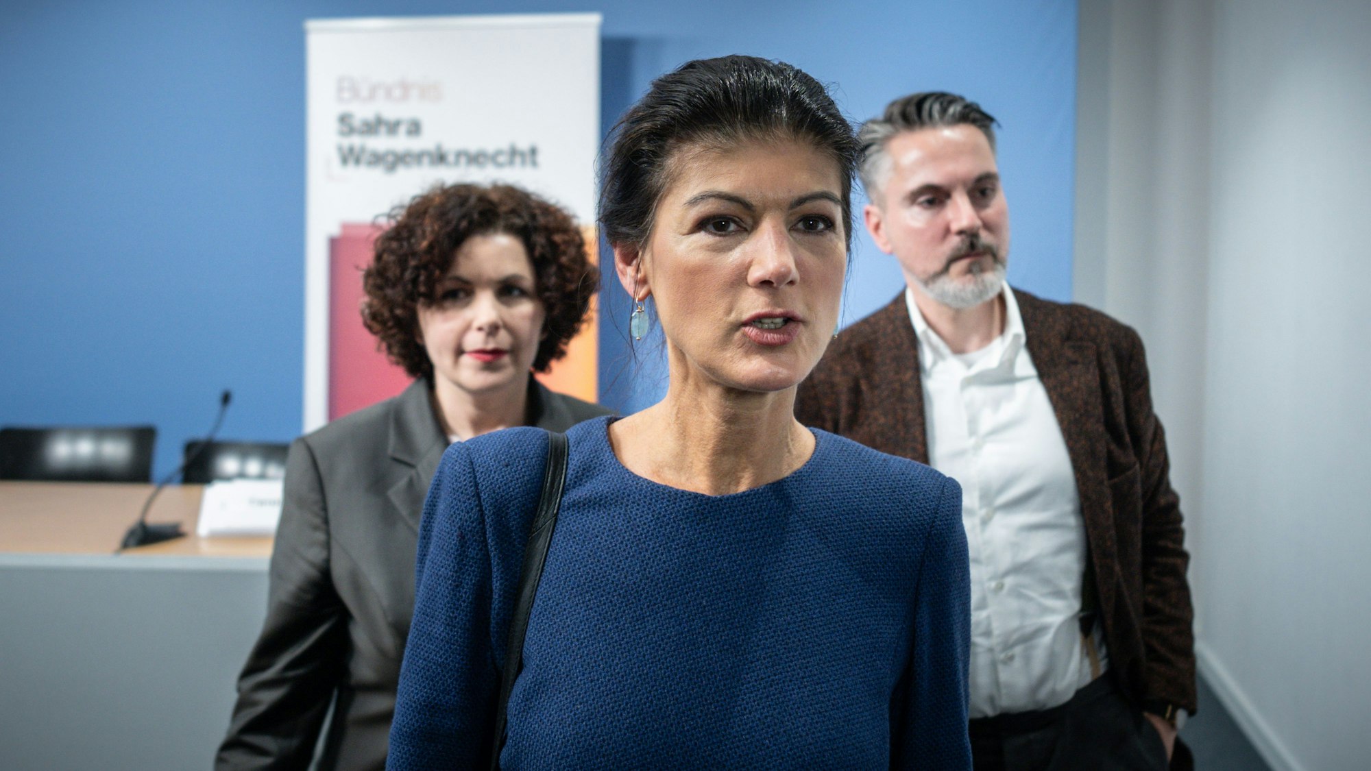 Sahra Wagenknecht, (BSW Bündnis Sahra Wagenknecht, M), BSW Bundesvorsitzende, geht zwischen Fabio De Masi, und Amira Mohamad Ali, BSW Bundesvorsitzende, nach einer Pressekonferenz zur Neuaufstellung des BSW.