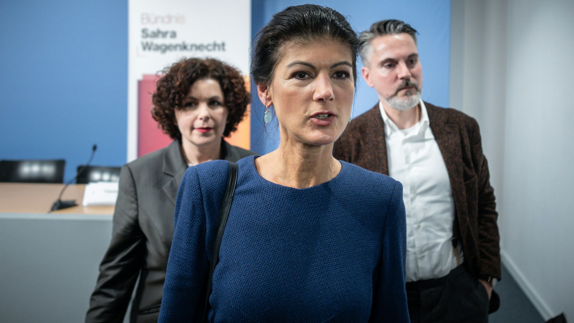 Sahra Wagenknecht, (BSW Bündnis Sahra Wagenknecht, M), BSW Bundesvorsitzende, geht zwischen Fabio De Masi, und Amira Mohamad Ali, BSW Bundesvorsitzende, nach einer Pressekonferenz zur Neuaufstellung des BSW.
