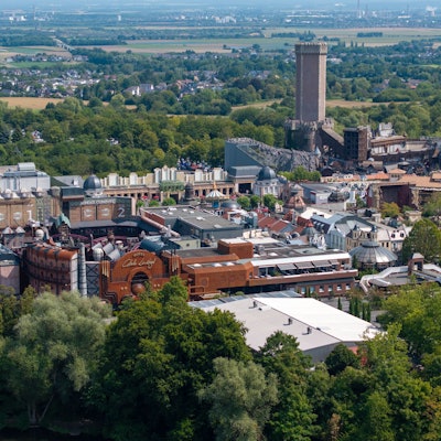 Blick auf das Phantasialand in Brühl im August 2025. Die Frau soll den Freizeitpark am Ausgang Berlin (nahe Mystery Castle) verlassen haben und in den Wald gegangen sein.
