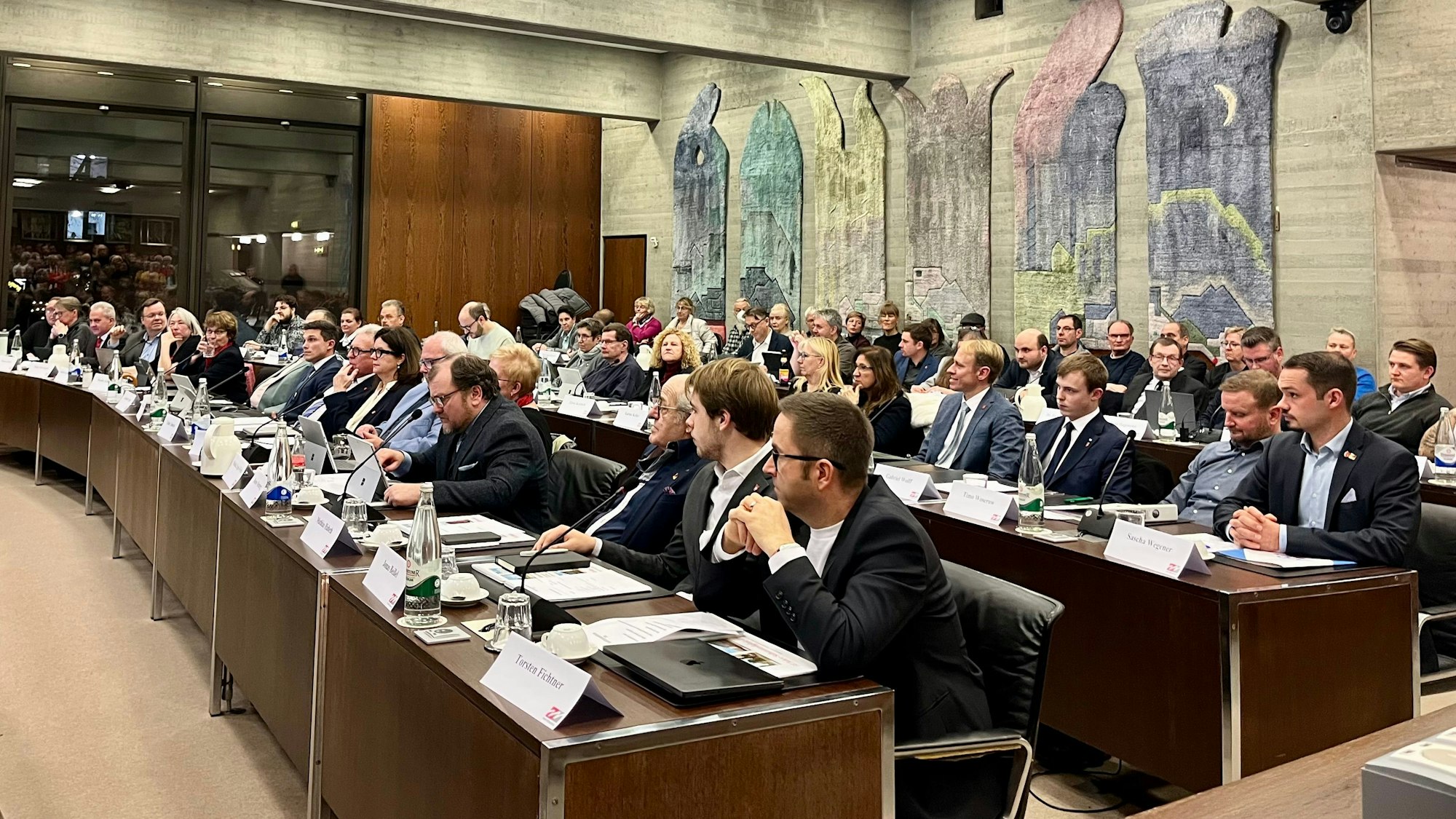 Auf dem Bild sind Ratsmitglieder auf einer Sitzung zu sehen.