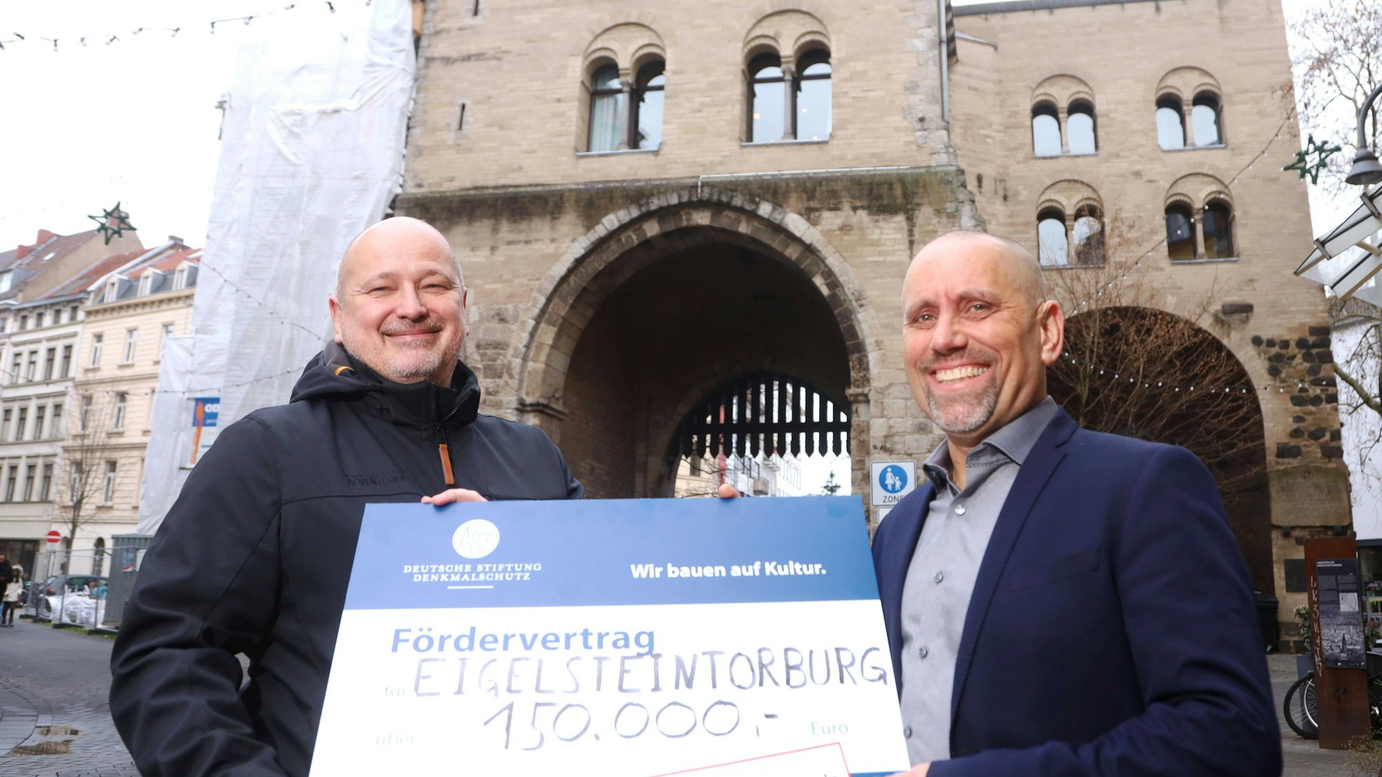 Uwe Lohölter (links), Ortskurator Köln der Deutschen Stiftung Denkmalschutz (DSD), überreicht symbolischen einen Scheck in Höhe von 150.000 Euro an Joscha Oetz, Geschäftsführer der Offenen Jazz-Haus-Schule.