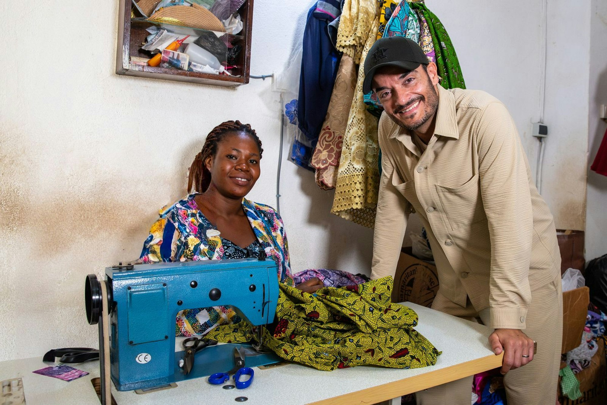 Großes Engagement: Giovanni Zarrella besuchte Clotilde Sanon in einer von Misereor unterstützten Schneiderei an der Elfenbeinküste. (Bild: ZDF/Felix Kost/Misereor)