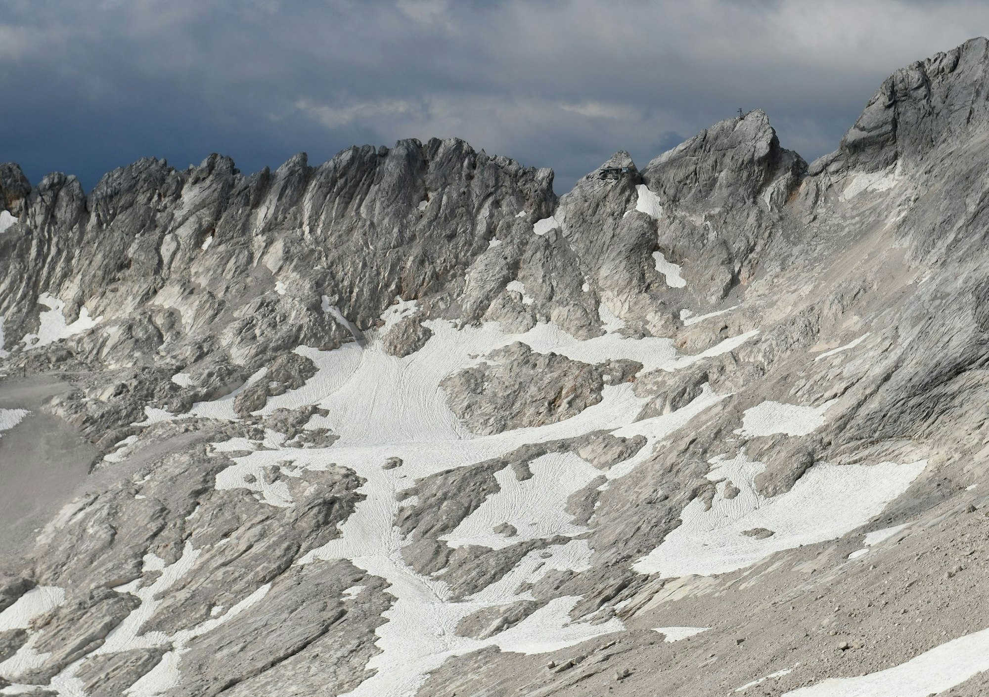Wenn es im Gebirge zunehmend wärmer wird, gehen immer mehr Gletscher verloren. (Archivbild)