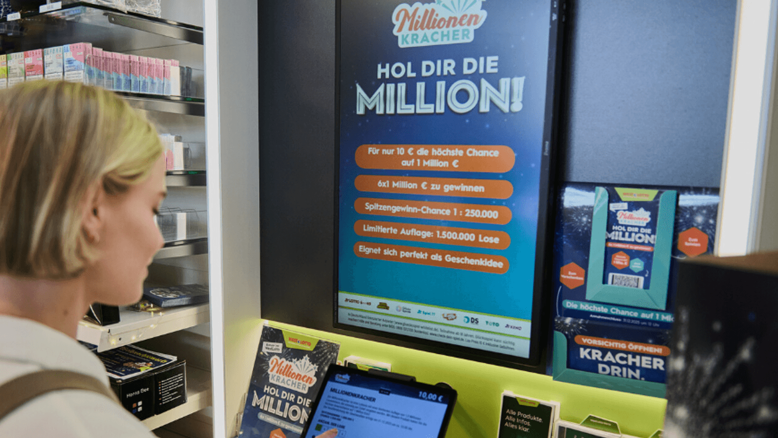 Eine Frau steht in einem Lottogeschäft, um bei der Lotterie MillionenKracher mitzumachen