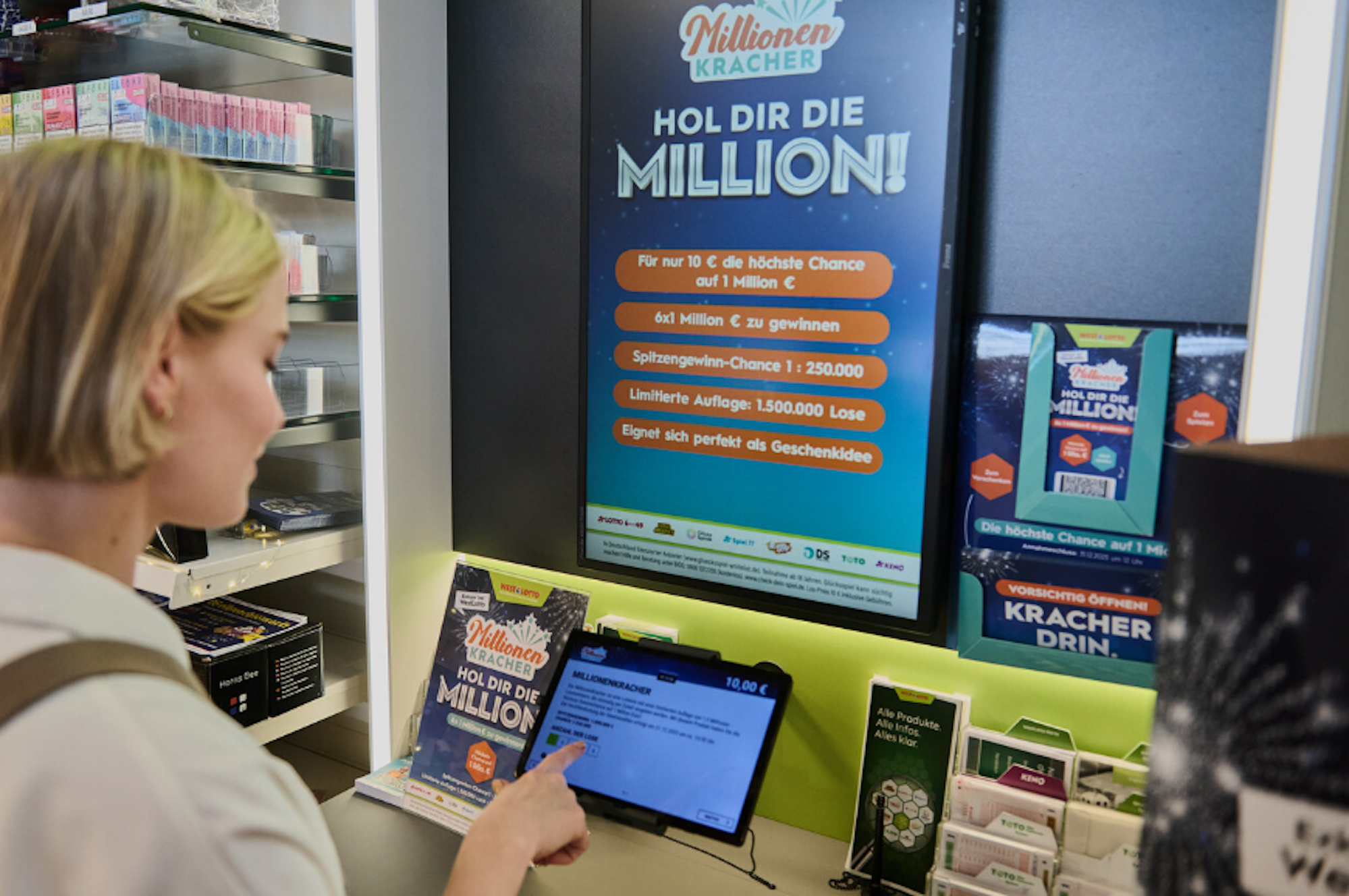 Eine Frau steht in einem Lottogeschäft, um bei der Lotterie MillionenKracher mitzumachen