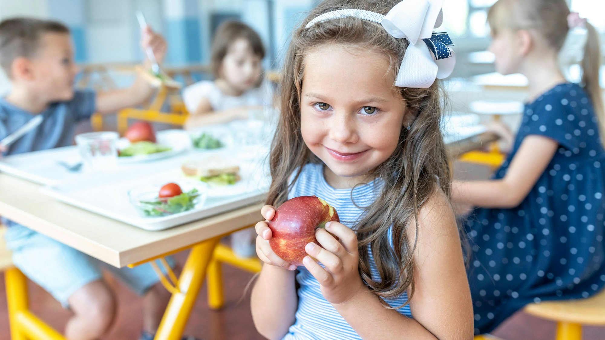 Schülerinnen essen gesunde Mahlzeiten in der Schulkantine
