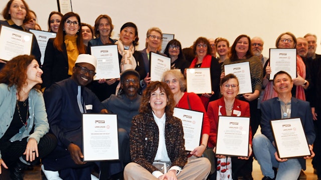 Susanne Imhoff (vorne in der Mitte), Vorstandsvorsitzende der Imhoff-Stiftung, und die Vertreter der ausgezeichneten Vereine.