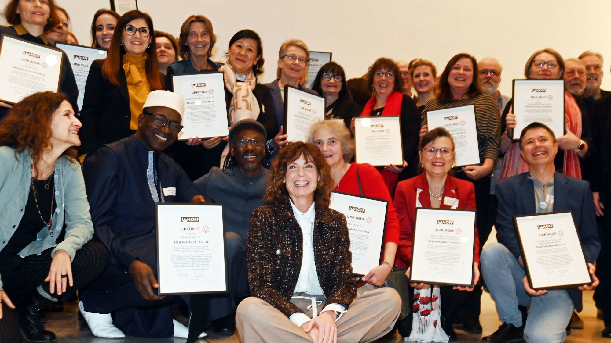Susanne Imhoff (vorne in der Mitte), Vorstandsvorsitzende der Imhoff-Stiftung, und die Vertreter der ausgezeichneten Vereine.