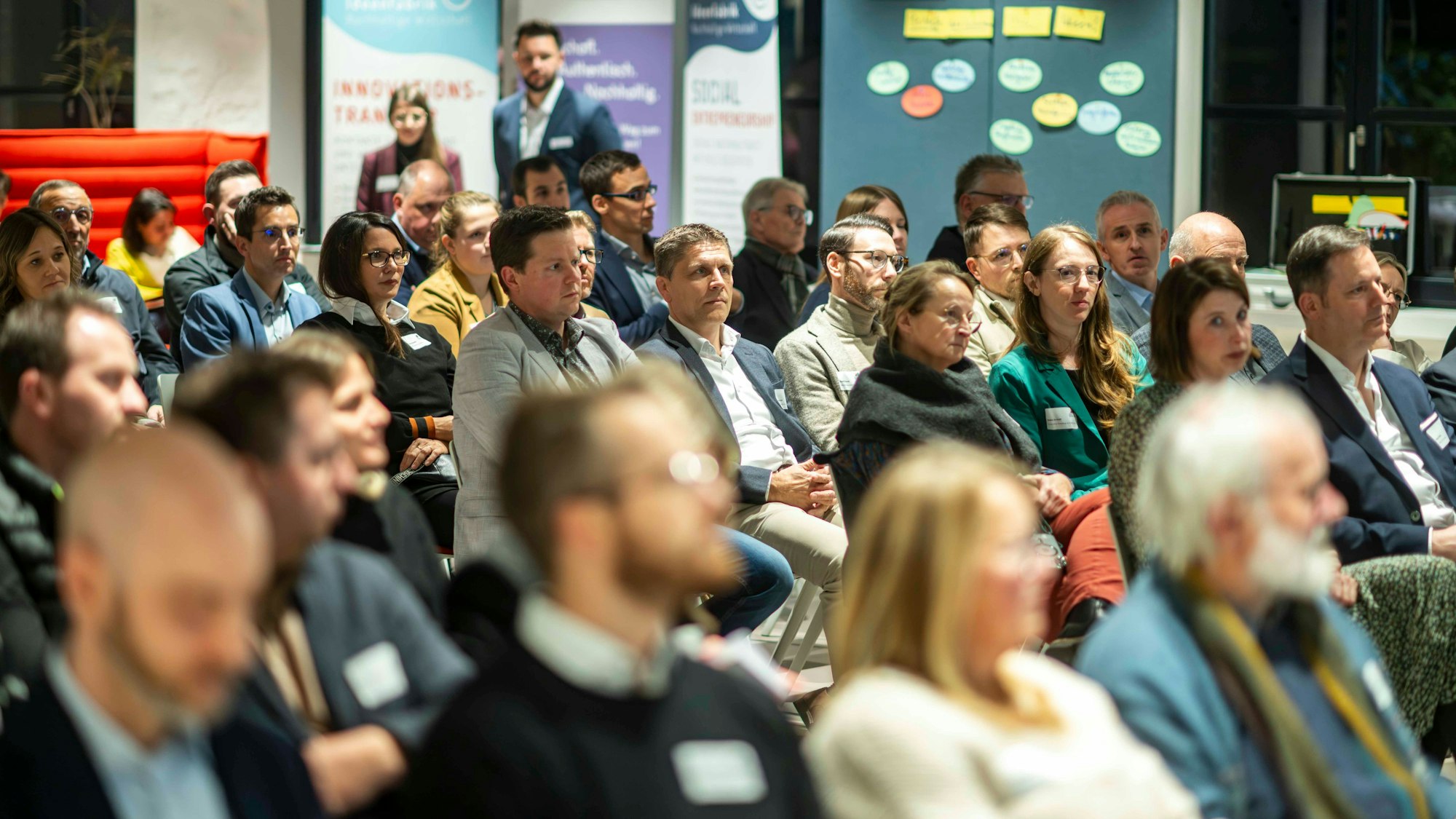 Zahlreiche Zuhörer bei einer Veranstaltung in der Ideenfabrik