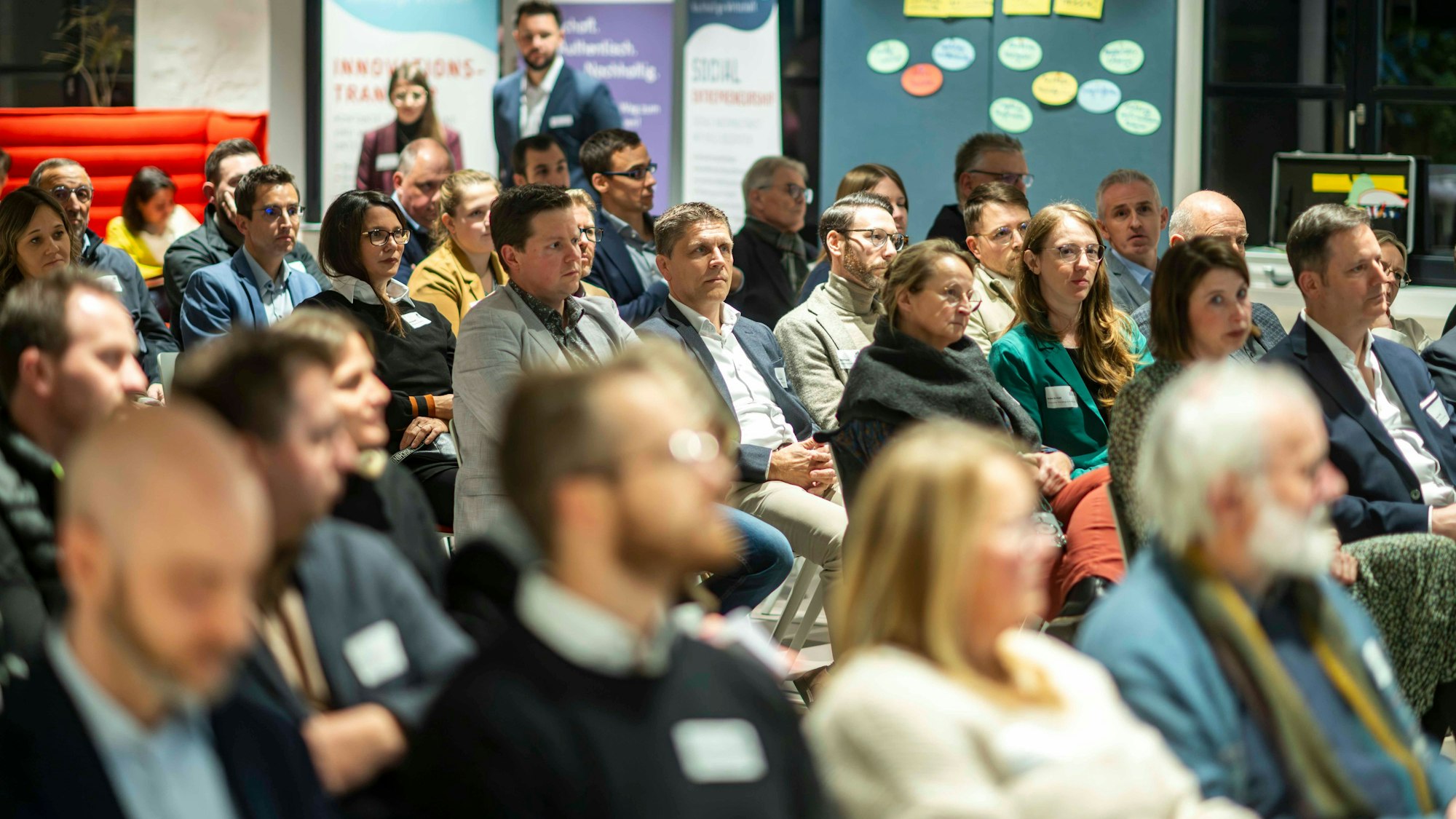 Das Bild zeigt einen Blick in die Zuschauerreihen während der Veranstaltung.