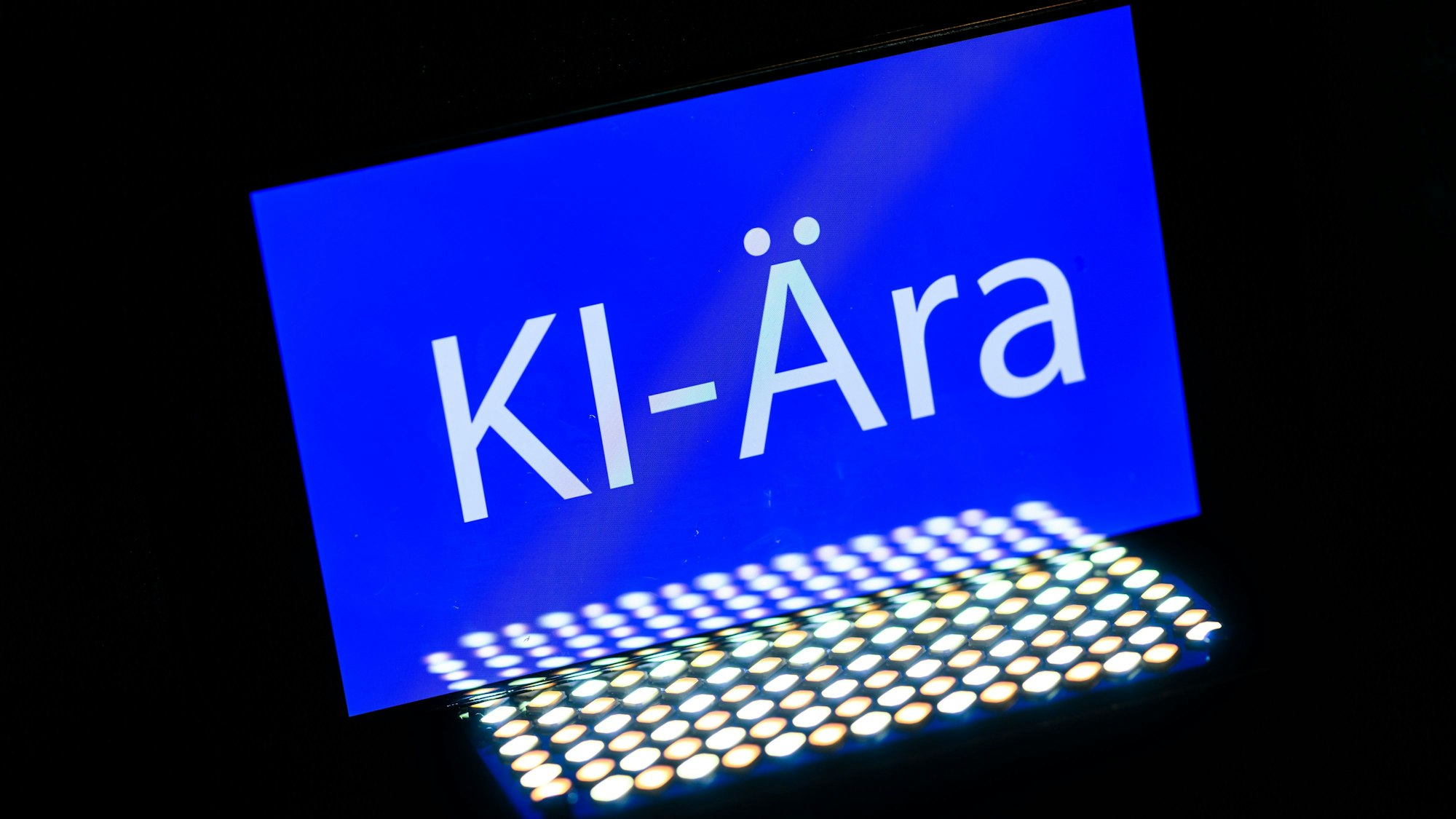 Das Wort „KI-Ära“ ist auf einem Smartphone zu sehen.