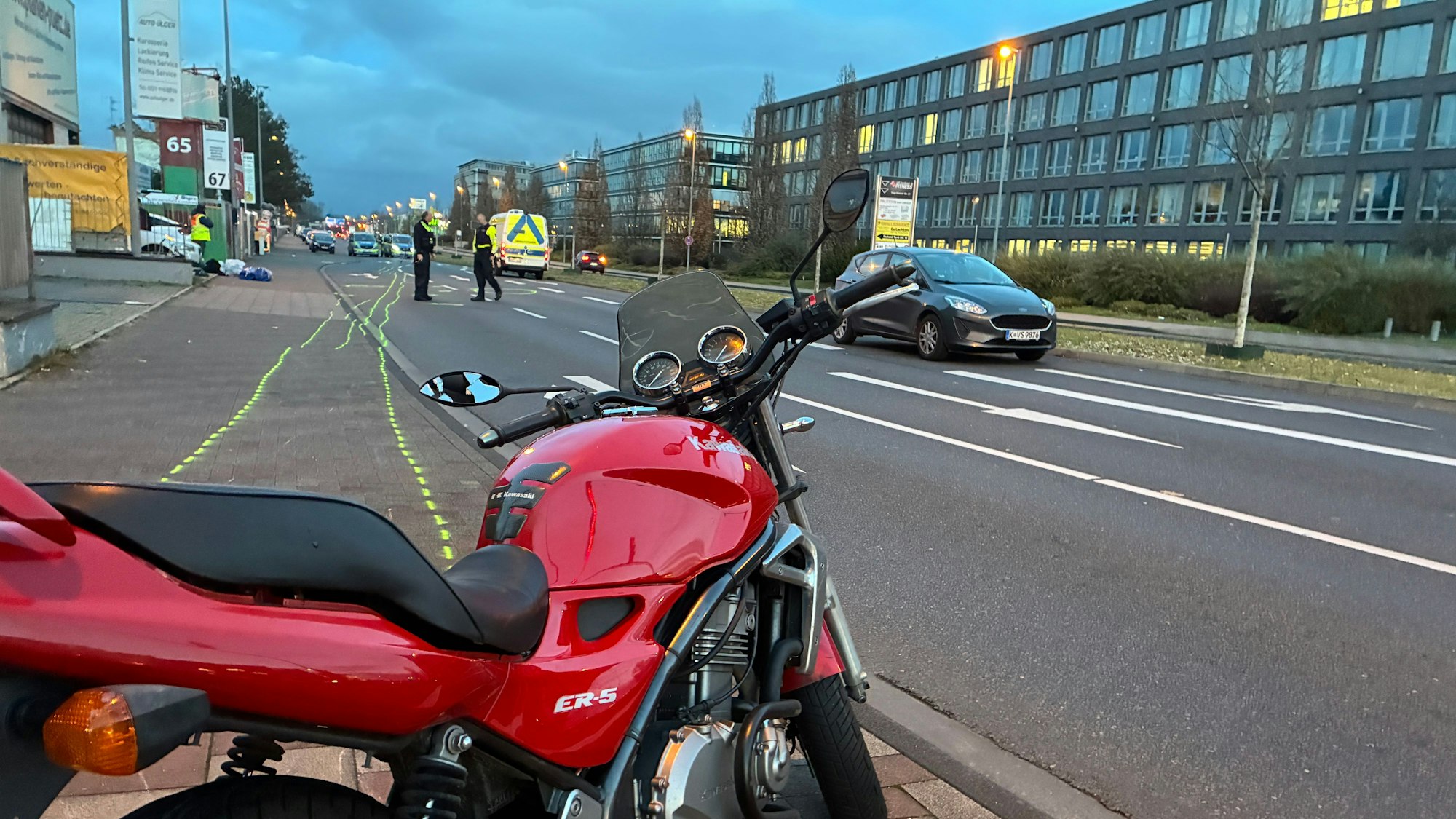 In Köln-Ossendorf ist es am Freitagnachmittag zu einem schweren Unfall mit einem Motorradfahrer gekommen.