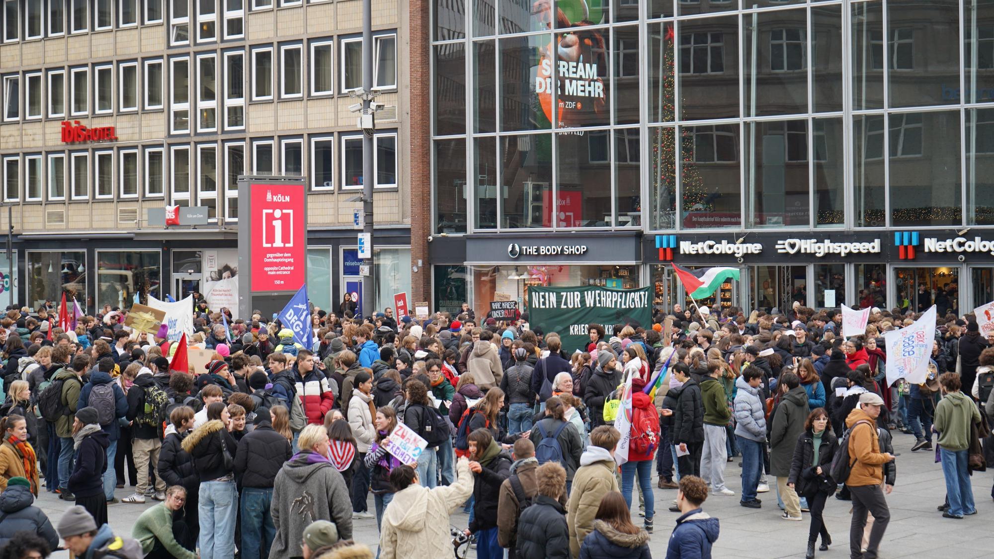 Das Bild zeigt die Demonstranten auf dem Platz.