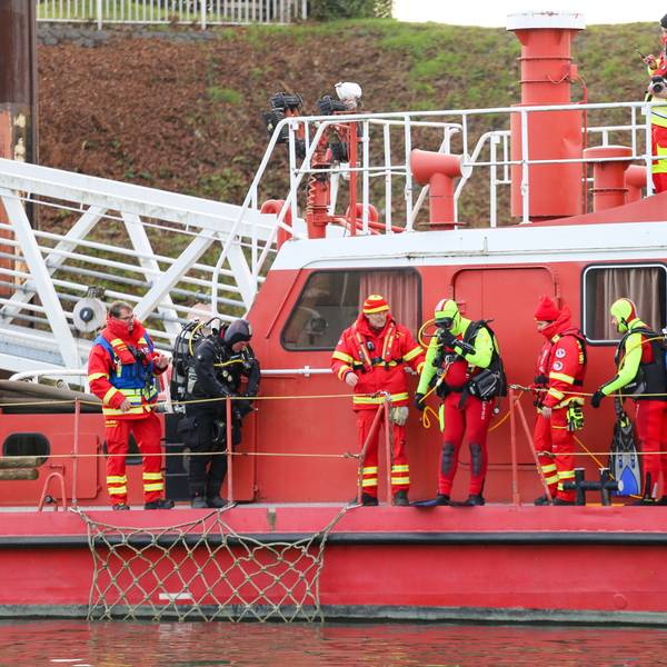 DLRG-Einsatzkräfte auf einem Feuerlöschboot.