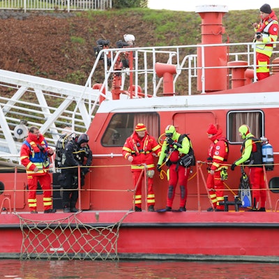 DLRG-Einsatzkräfte auf einem Feuerlöschboot.