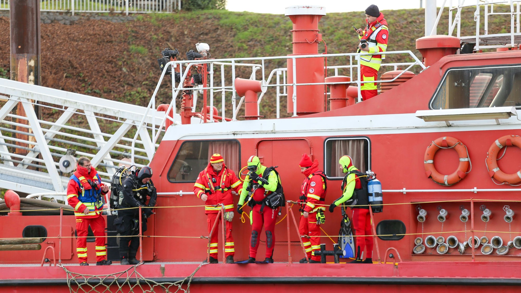 DLRG-Einsatzkräfte auf einem Feuerlöschboot.