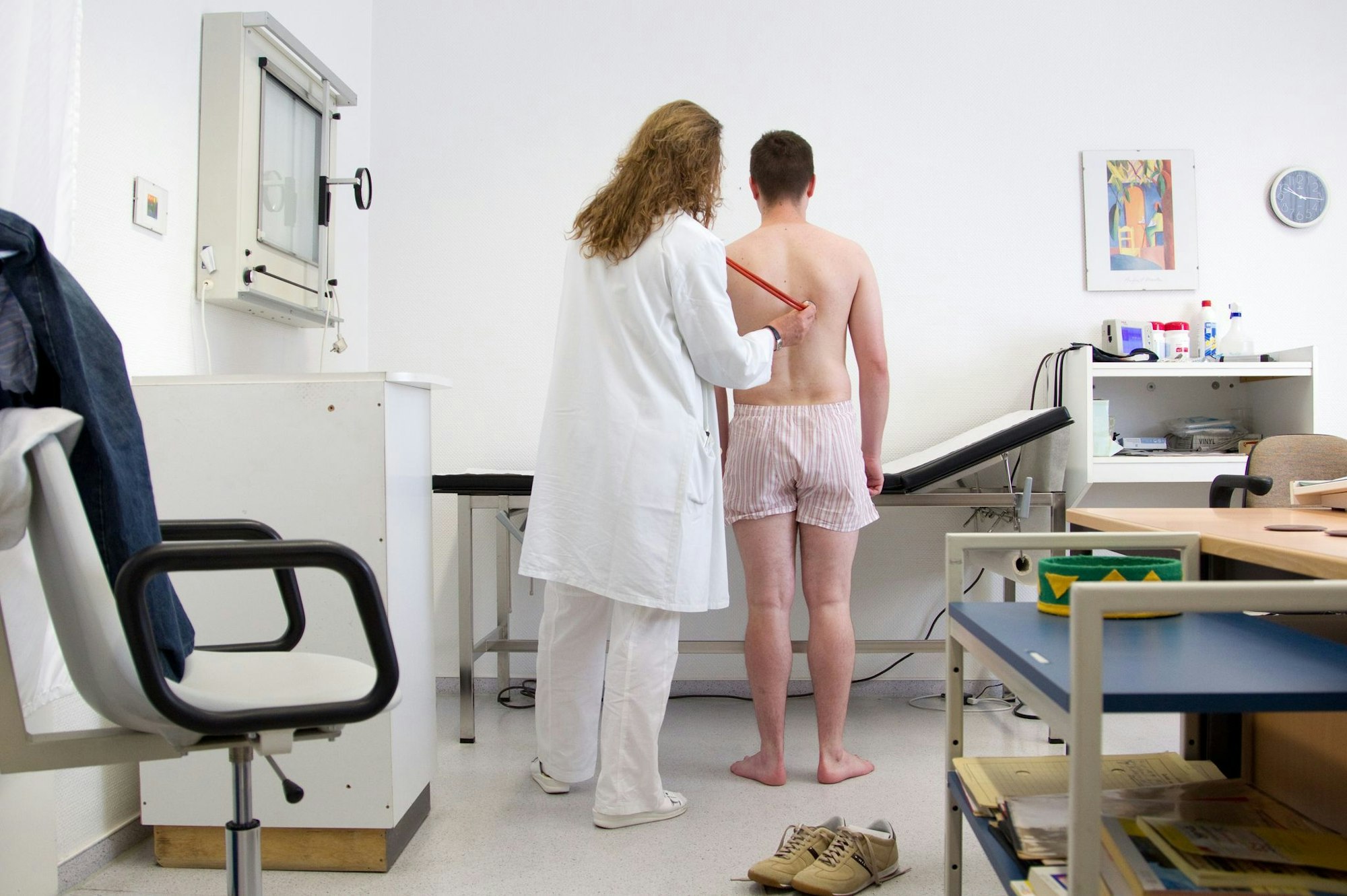 Ab 2026 sollen alle jungen Männer ab Jahrgang 2008 zu einer Musterung eingeladen werden: Die gesundheitliche Eignung wird dabei geprüft.