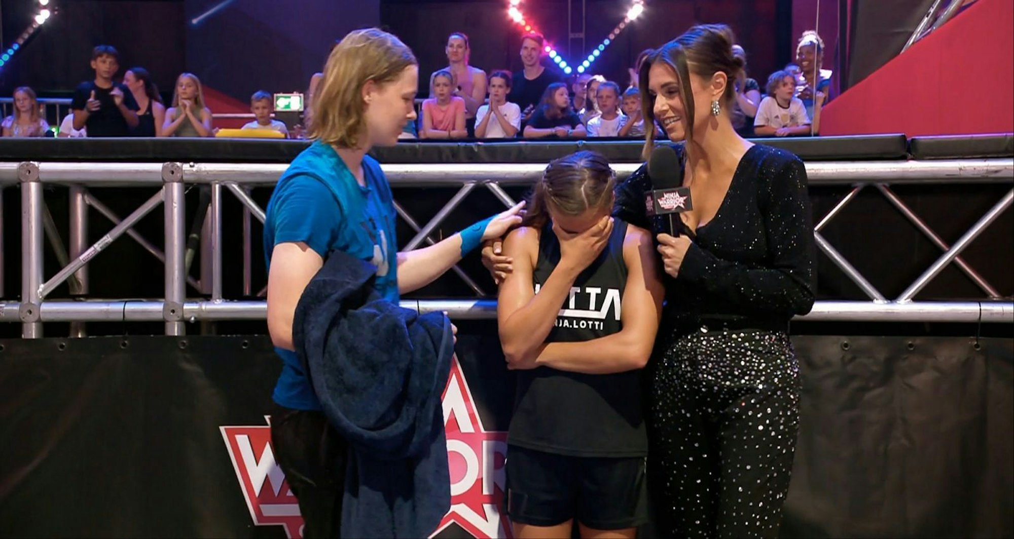 Auch Nicola Wulf (links) scheiterte am Stahl-Gleiter, war aber schneller am Hindernis als Lotta. Deshalb verteidigte sie ihren Titel als LWS und sicherte sich 25.000 Euro. Gemeinsam mit Laura Wontorra tröstete sie die bitter enttäuschte Lotta. (Bild: RTL)