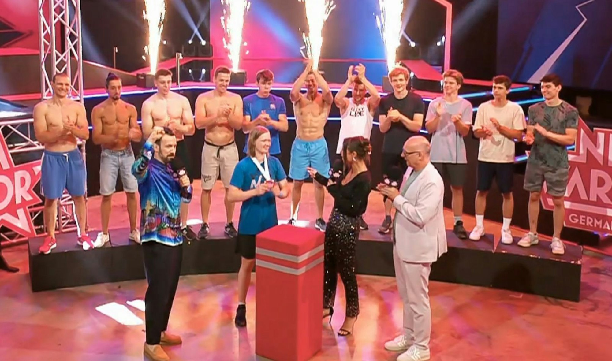 Gruppenbild der für Stage 2 Qualifizierten mit Moderatoren-Crew und vor allem der alten und neuen Last Woman Standing: Nicola Wulf. (Bild: RTL)