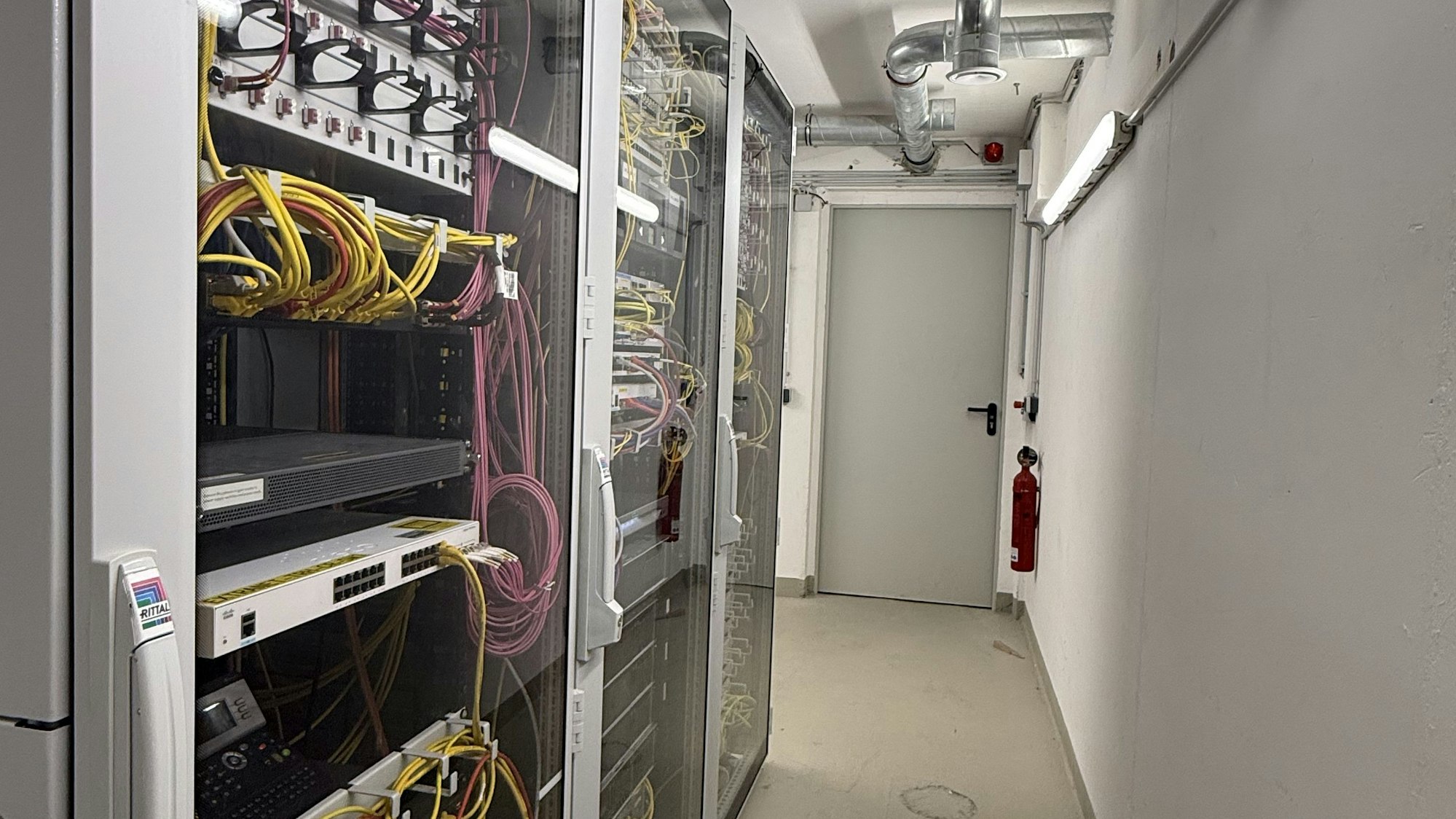 Blick in den Keller des Rathauses von Sankt Augustin. In den Serverschränken ist noch ausreichend Platz fürs Large-Language-Model.
