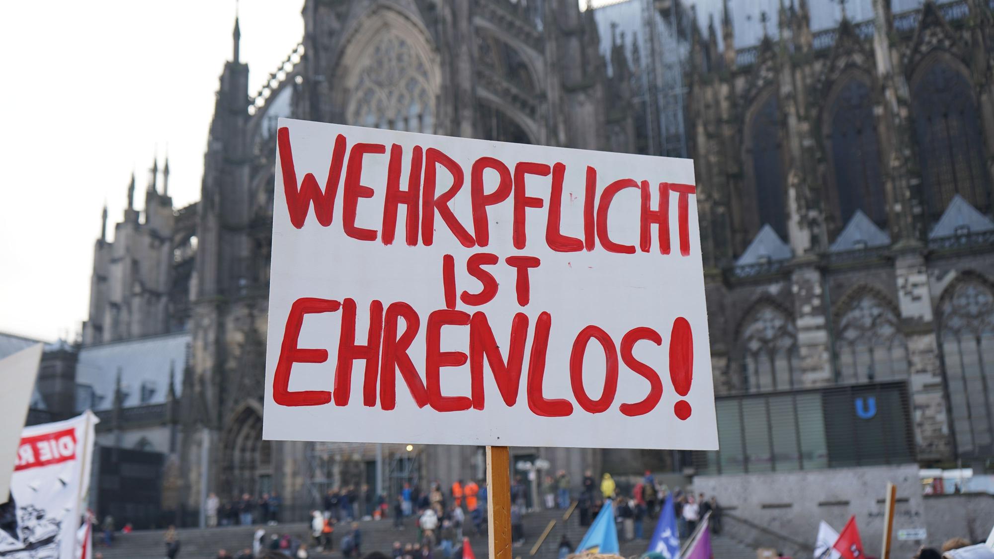 Das Bündnis „Schülerstreik gegen Wehrpflicht“ hatte bereits im Dezember und März in Köln zu Demonstrationen gegen das neue Wehrdienstgesetz aufgerufen. (Archivbild)