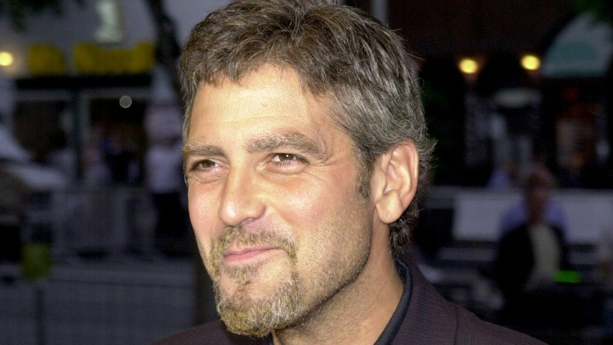 Über die Jahre ist George Clooney seinem Look treu geblieben. (Bild: Getty Images)