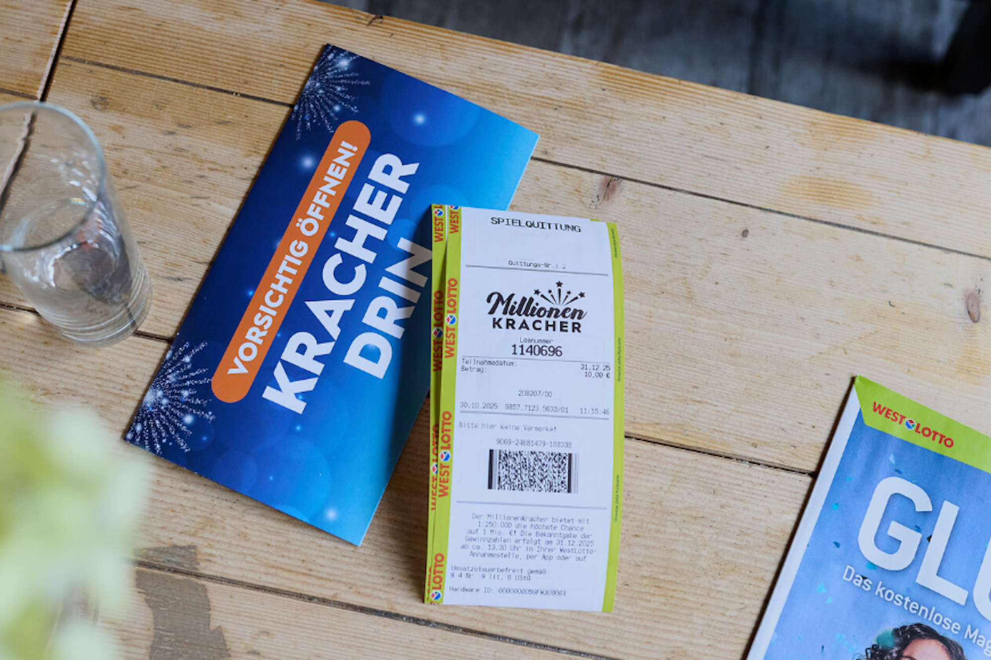 Ein MillionenKracher-Los liegt auf einem Holztisch.