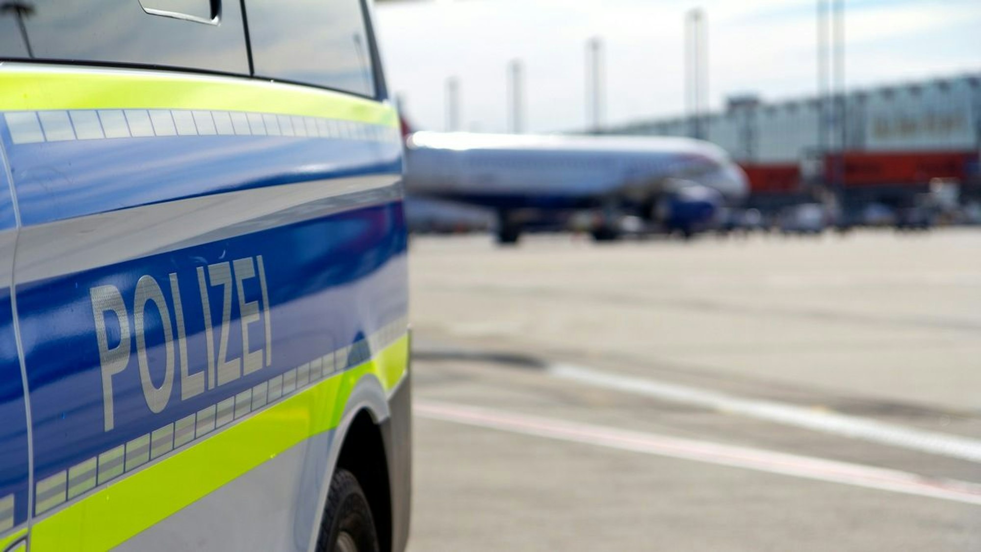Ein Streifenwagen der Bundespolizei am Flughafen.