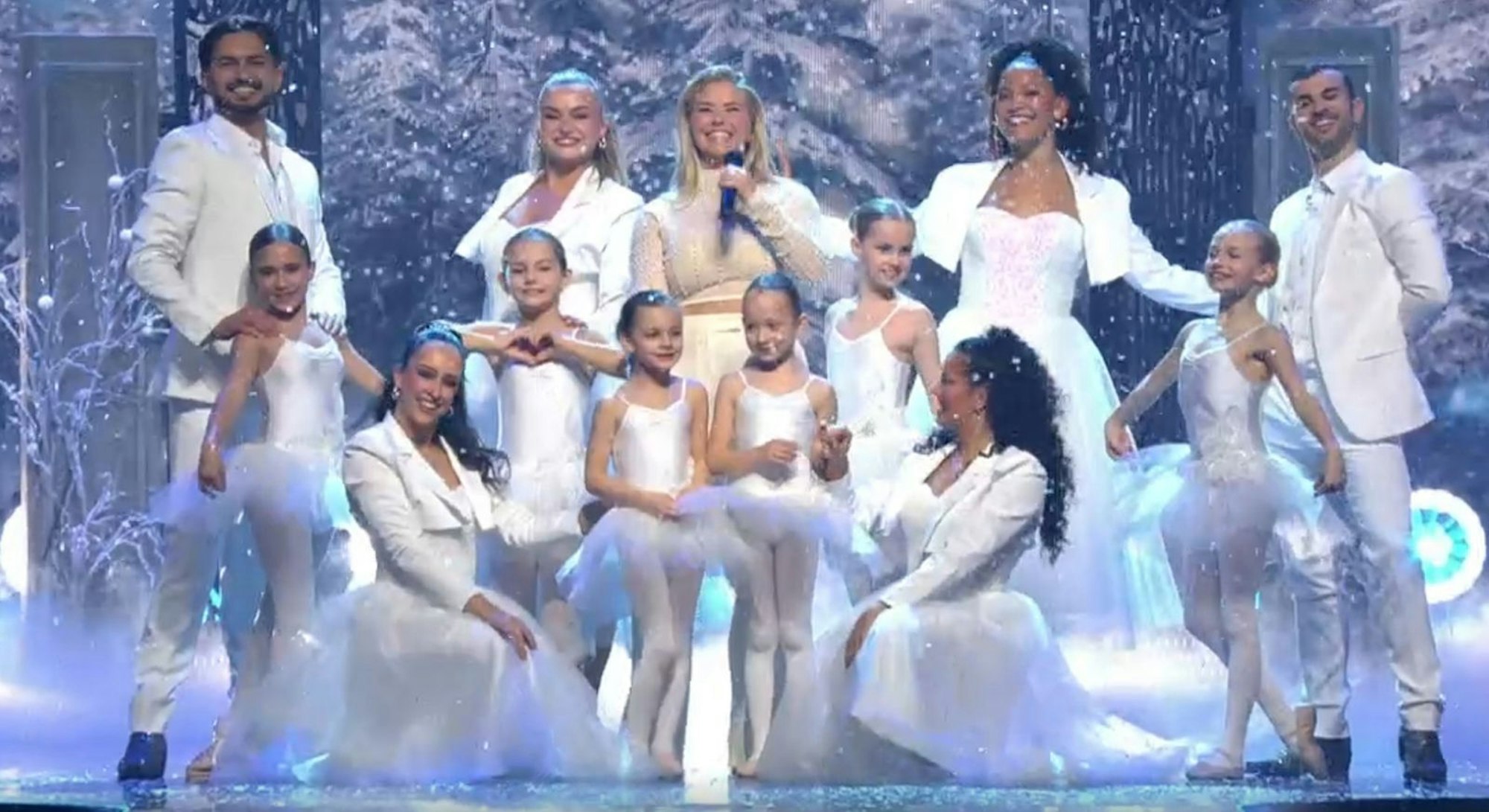 Beatrice Egli freut sich auf Weihnachten, weil sie unter „vielen Christbäumen“ liegt - und zwar als Geschenk in Form einer Eintrittskarte für ihre Konzerte im kommenden Jahr. (Bild: ZDF)