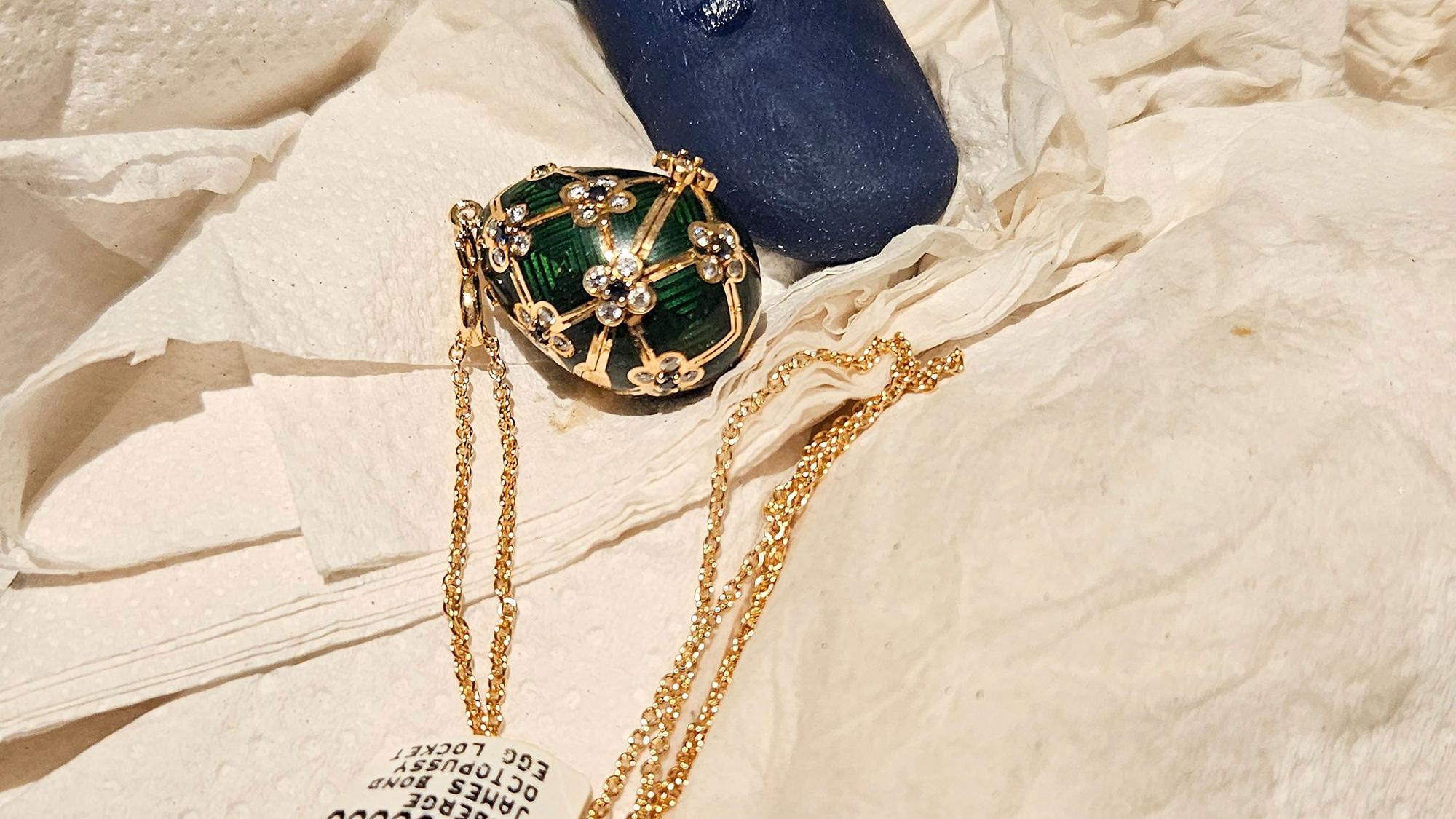 Das Fabergé-Eiermedaillon im Wert von rund 20.000 Euro wurde demnach auf natürliche Weise wiedergefunden