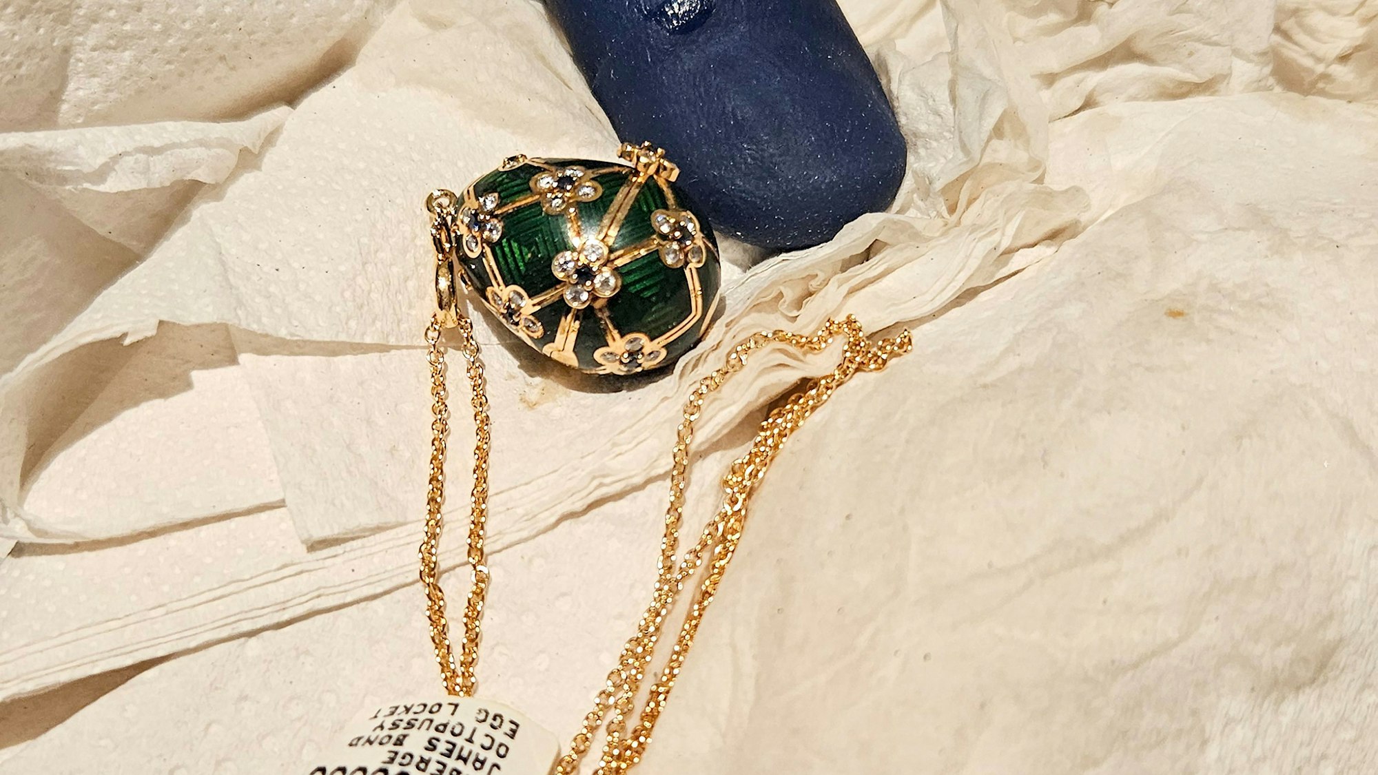 Das Fabergé-Eiermedaillon im Wert von rund 20.000 Euro wurde demnach auf natürliche Weise wiedergefunden