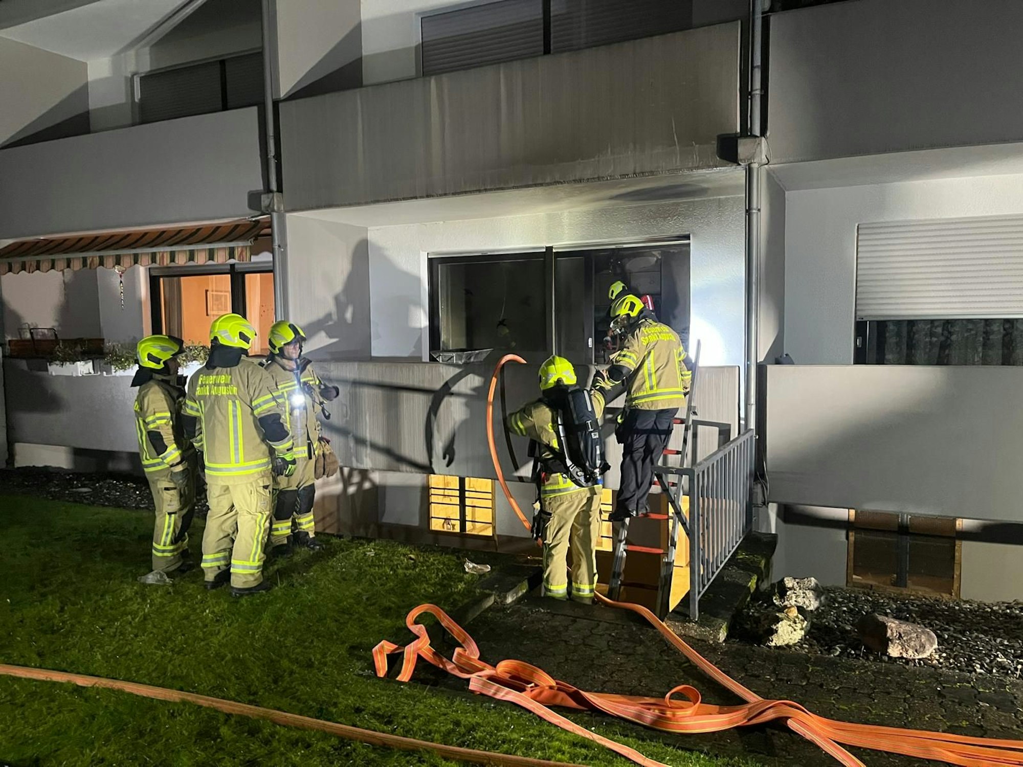 Rund 60 Einsatzkräfte waren beim Brand in Sankt Augustin im Einsatz.