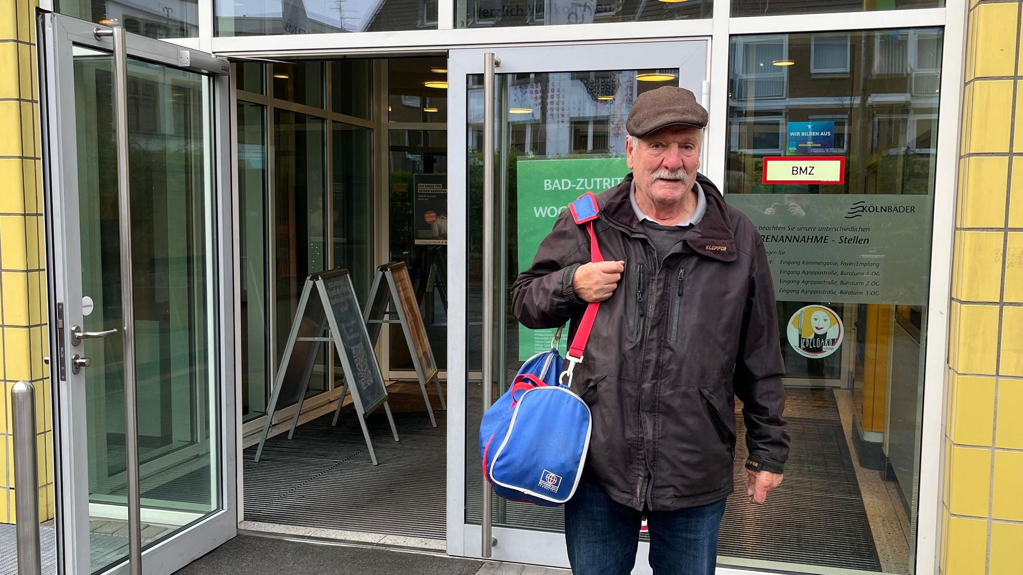 Hartmut Schergel, 81, mit seiner Schwimmtasche vor dem Agrippabad.