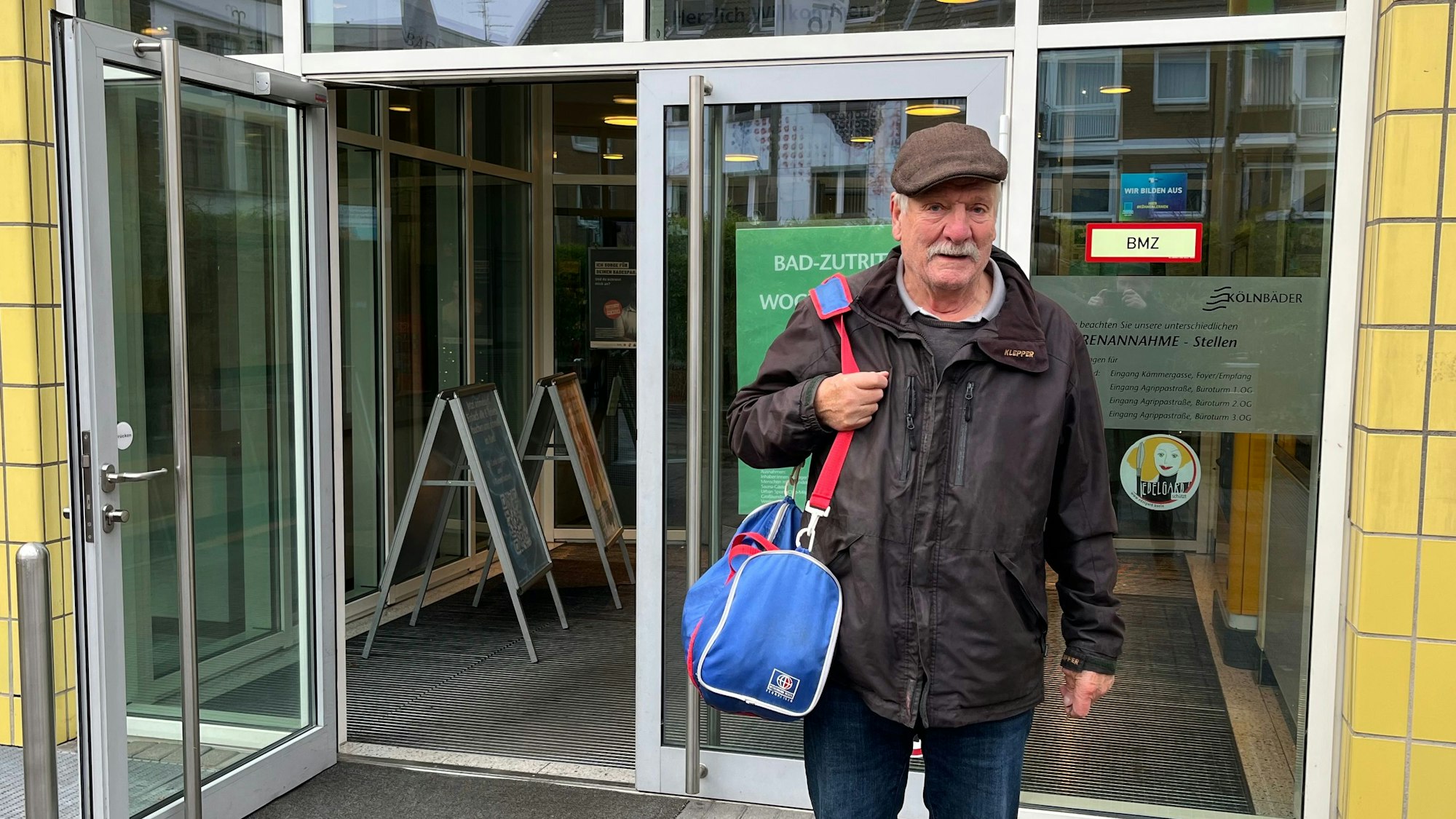 Hartmut Schergel, 81, mit seiner Schwimmtasche vor dem Agrippabad.